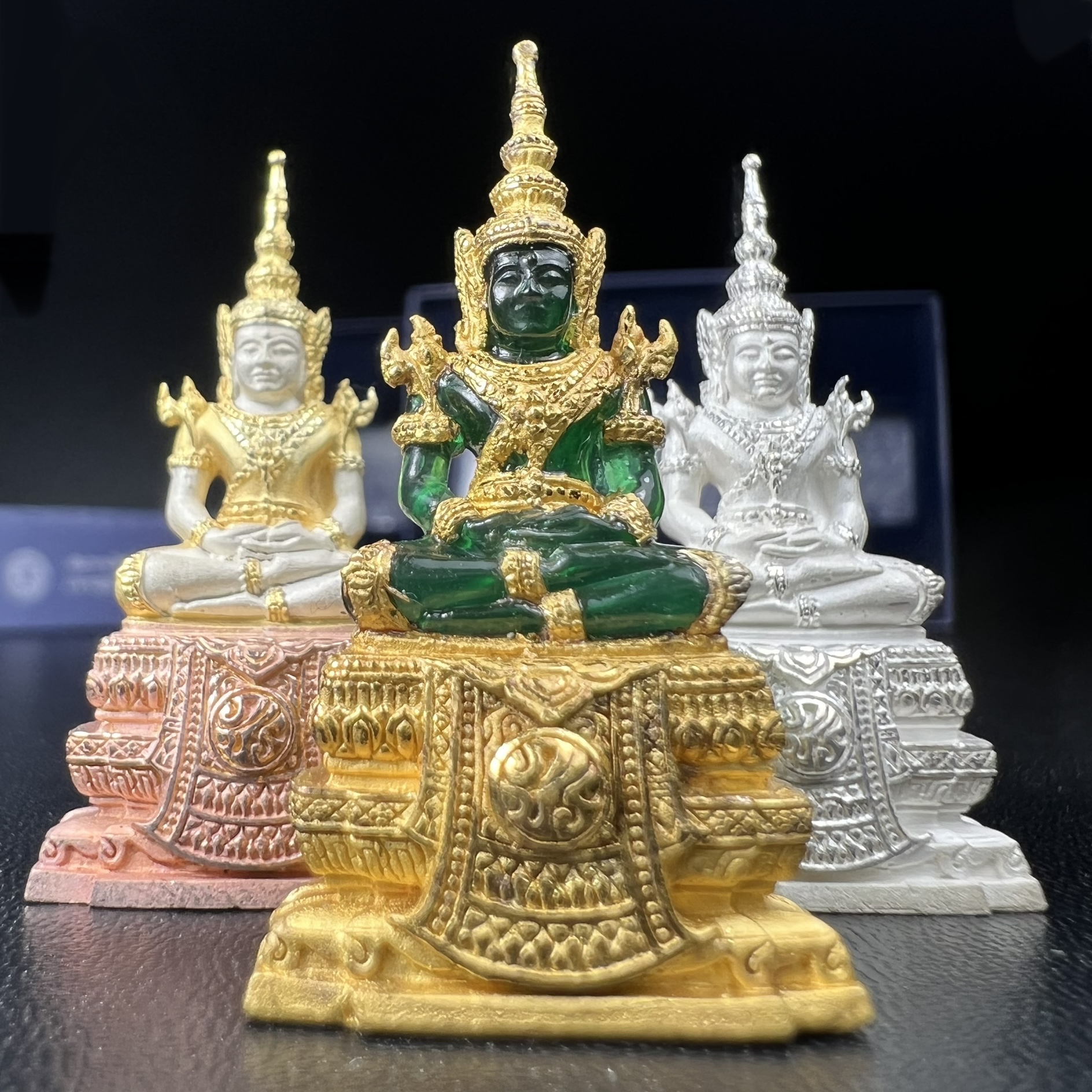 พระแก้วมรกต ภปร. จัดสร้างโดย รพ.ภูมิพลฯ ปี2547 ลอยองค์ขนาดหน้าตัก 1/2 นิ้ว (เนื้อเรซิ่นหุ้มทองคำ99.99%+เนื้อเงิน+เนื้อเงินสามกษัตริย์)(1ชุด 3 องค์)งดงามทรงคุณค่าอีกหนึ่งรุ่นยอดนิยม หายาก