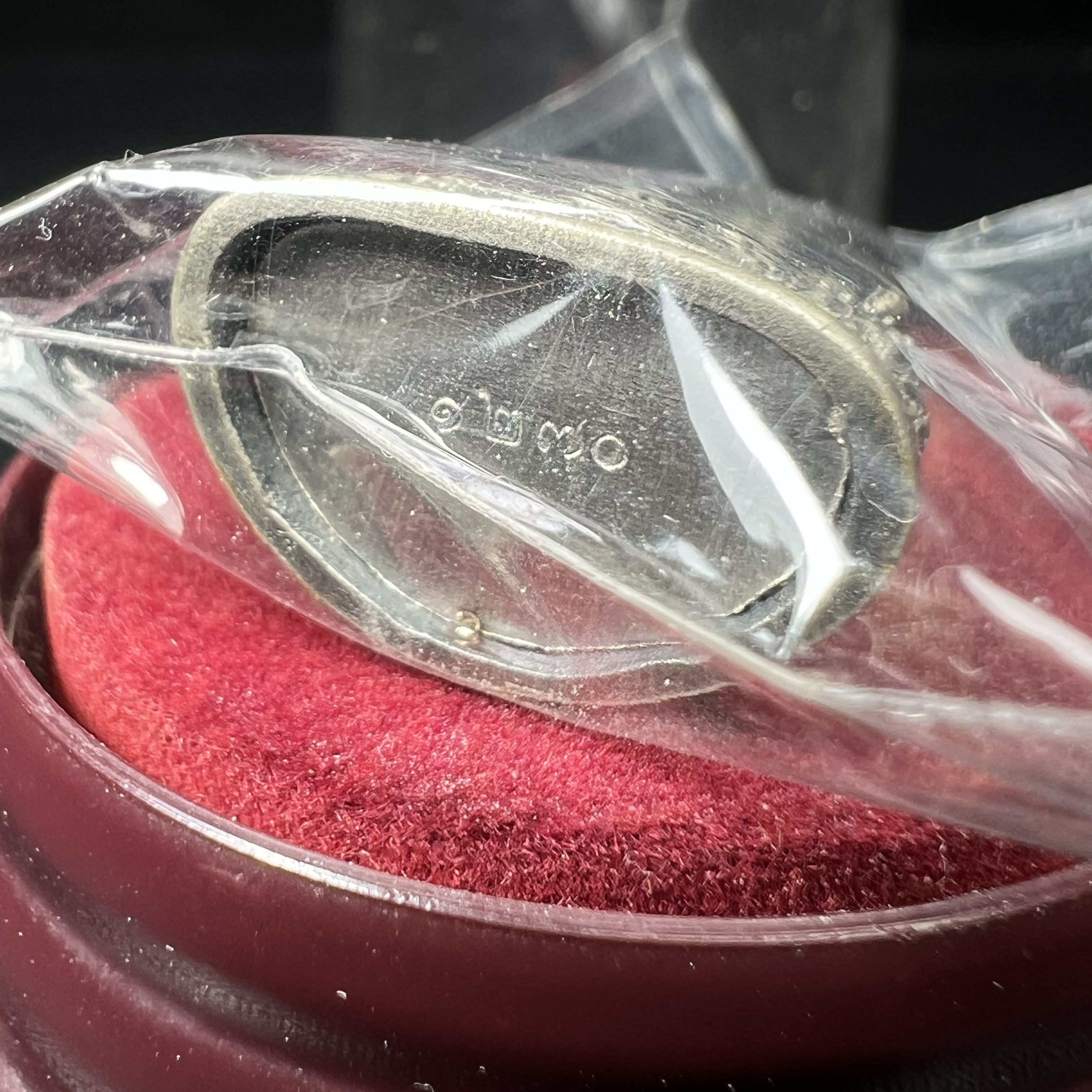 พระแก้วมรกต ภปร.(รุ่นแรก) ปี2545 รุ่นฉลองกรุงรัตนโกสินทร์ครบ 220 ปี พิมพ์ลอยองค์ใหญ่ เนื้ออัลปาก้า ชุบเงินลงดำ ขนาด 19*35 มม. พร้อมครอบตั้งโชว์เดิม องค์พระซีนซองเดิม สวยครบสมบูรณ์