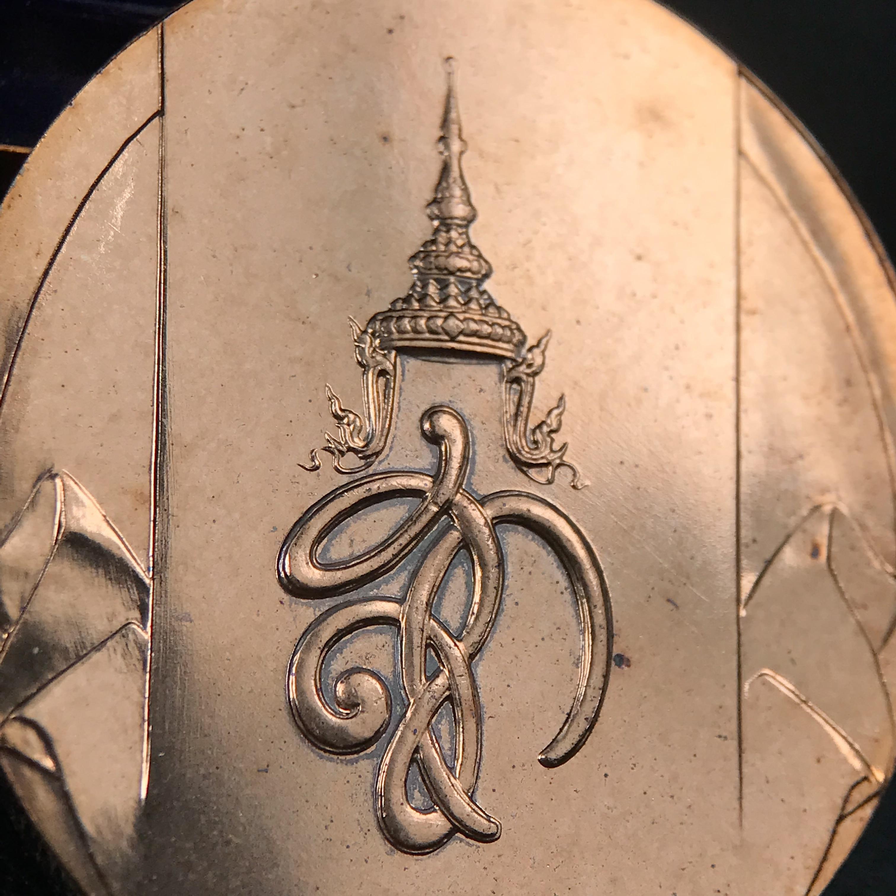 หลวงพ่อทวด พระนามาภิไธย สก. วัดห้วยมงคล จ.ประจวบคีรีขันธ์ ปี 2544(รุ่นแรก) เหรียญเนื้อนวโลหะ(Thai Bonze) ผลิตโดยโรงกษาปณ์ โมเน่ร์เดอปารีส ประเทศฝรั่งเศส สวยงดงามสภาพสวยกล่องใบรับรองครบสมบูรณ์(คุ้มครองแคล้วคลาด พิธีใหญ่) องค์หมายเลข 1807 (1 ใน 2999 เหรียญ)