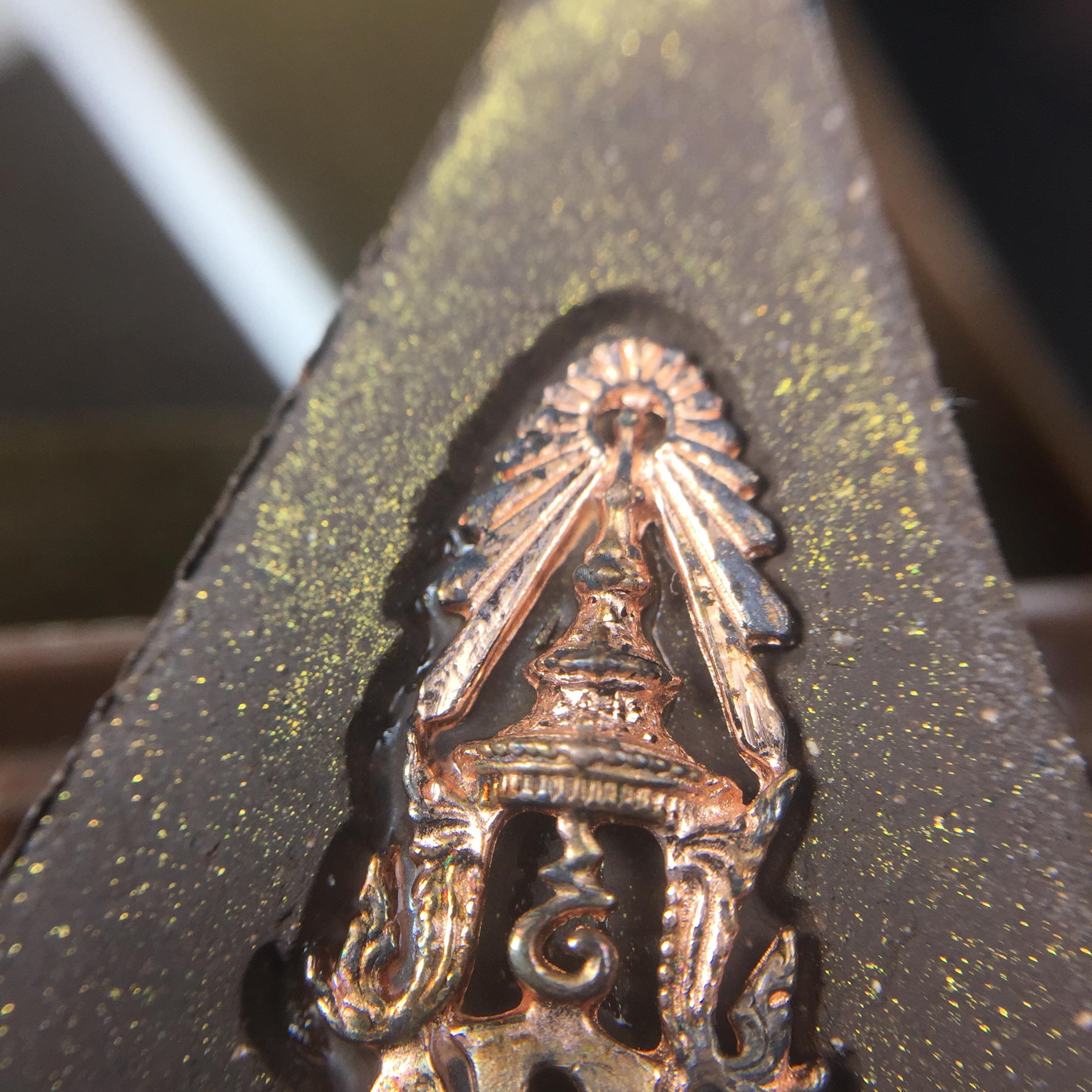 พระพุทธชินราช ภปร. โครงการ "เพราะแผ่นดินนี้ คือ แผ่นดินเกิด" ปี2548(รุ่นแรก) พระผงหลัง ภ.ป.ร. ทองแดง (พระราชทานเส้นพระเจ้า (เส้นผม)และมวลสารจิตรลดา)