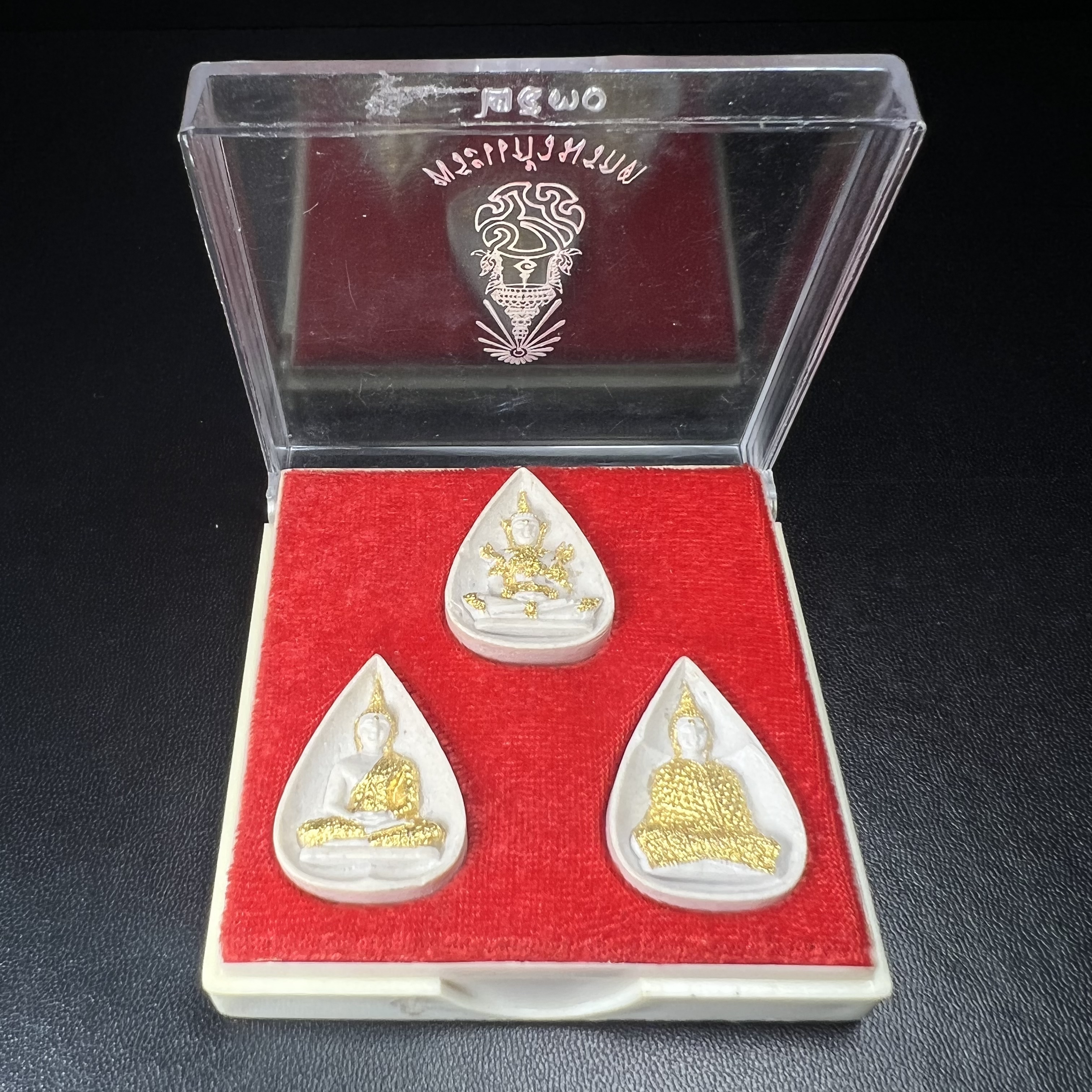 พระแก้วมรกต หลัง ภปร. เนื้อผง ปี2530 พระดี พิธีใหญ่ ประกอบพิธีพุทธาภิเษกพร้อมกับพิธีพระกริ่งปวเรศ ปี2530 วัดบวรนิเวศและวัดพระแก้ว(ครบชุดสามฤดูกล่องเดิมครบ)หายาก