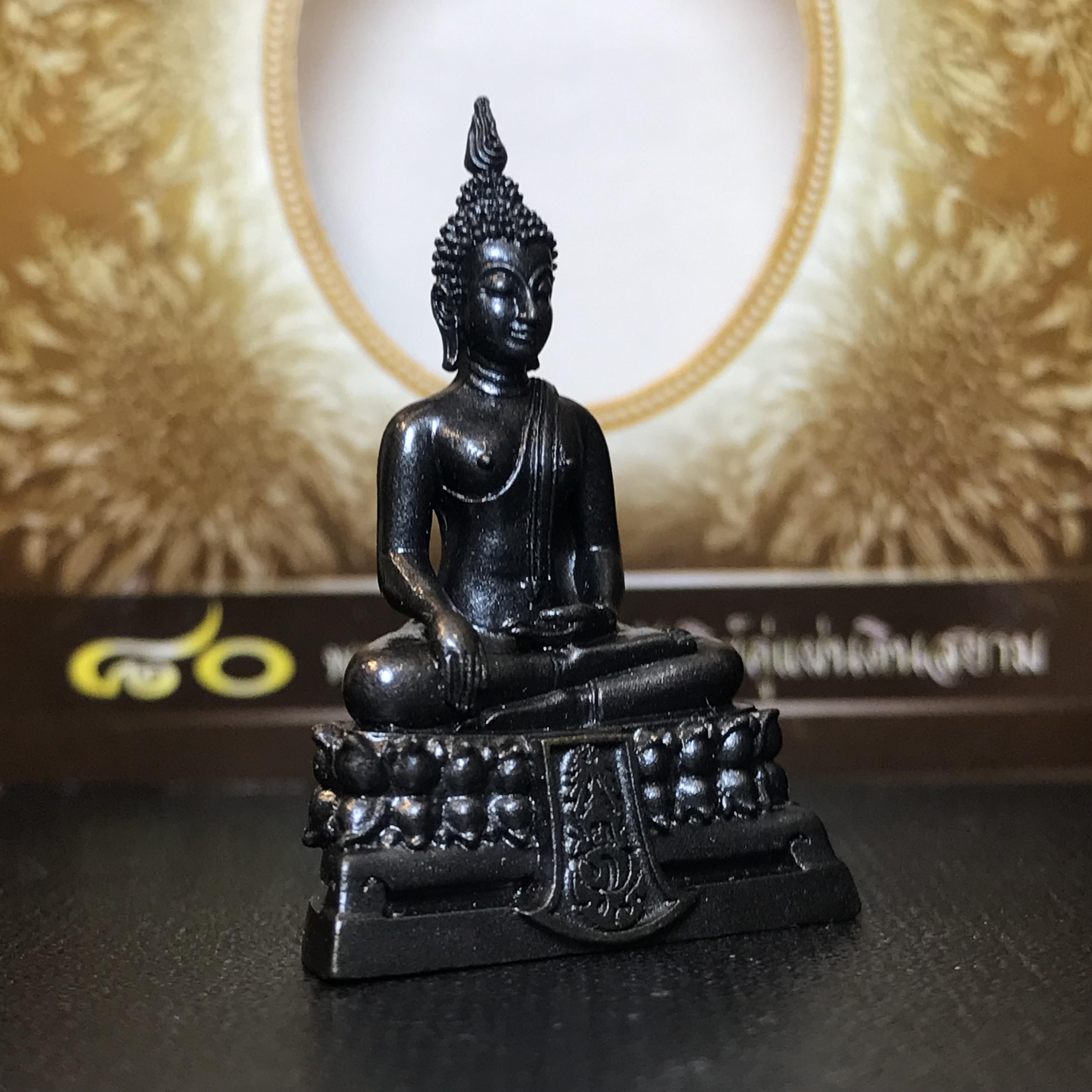 พระพุทธรูปคุ้มเกล้า ภปร. มหามงคล 80พรรษา “รุ่นเย็นศิระเพราะพระบริบาล 80พรรษา มหากษัตริย์คู่แผ่นดินสยาม” เนื้อนวโลหะรมดำ พิมพ์ใหญ่ ขนาด 18*35 มม.