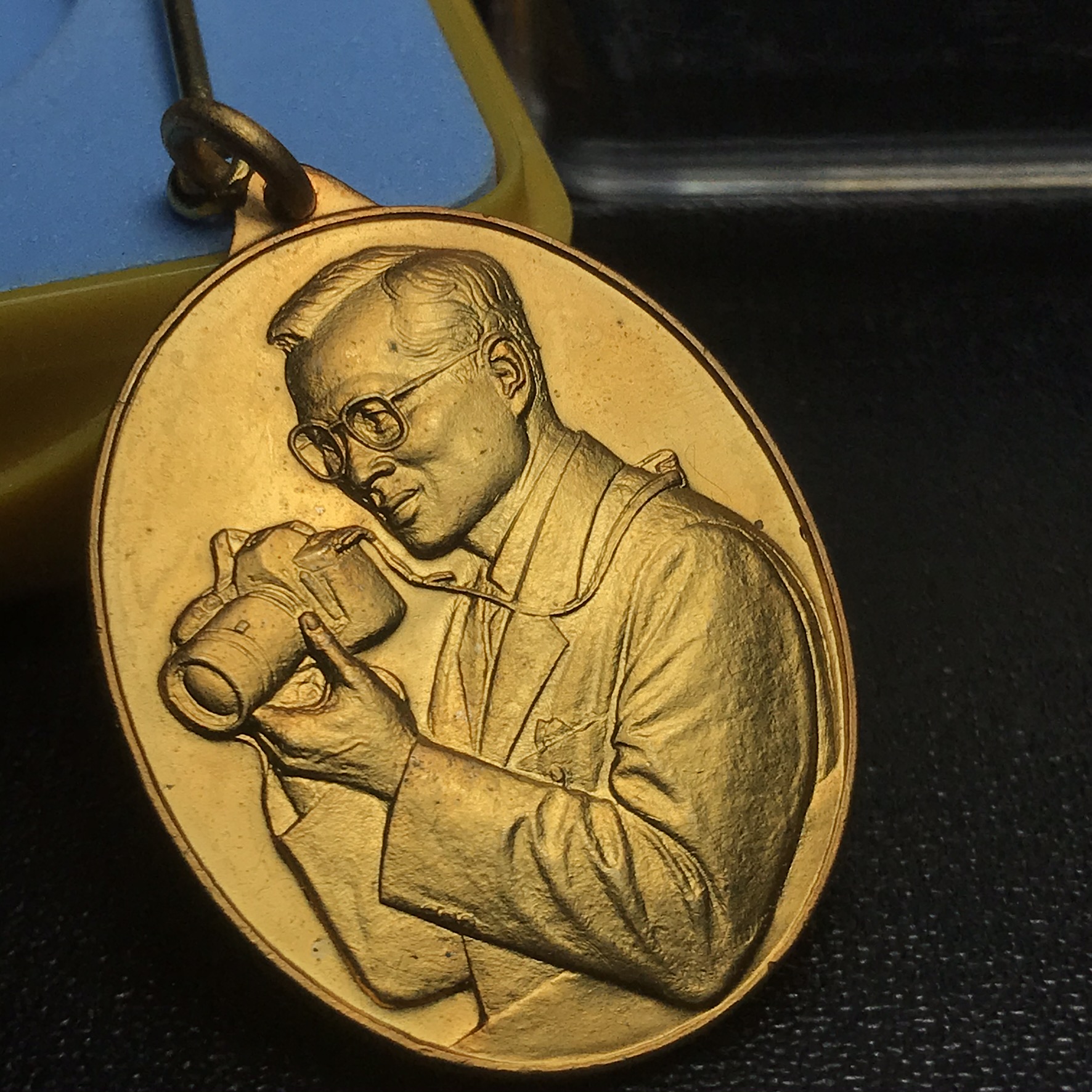 เหรียญในหลวงทรงกล้อง สำนักนายกรัฐมนตรีจัดสร้าง พร้อมเข็มที่ระลึก พ.ศ.2542 กล่องเดิม