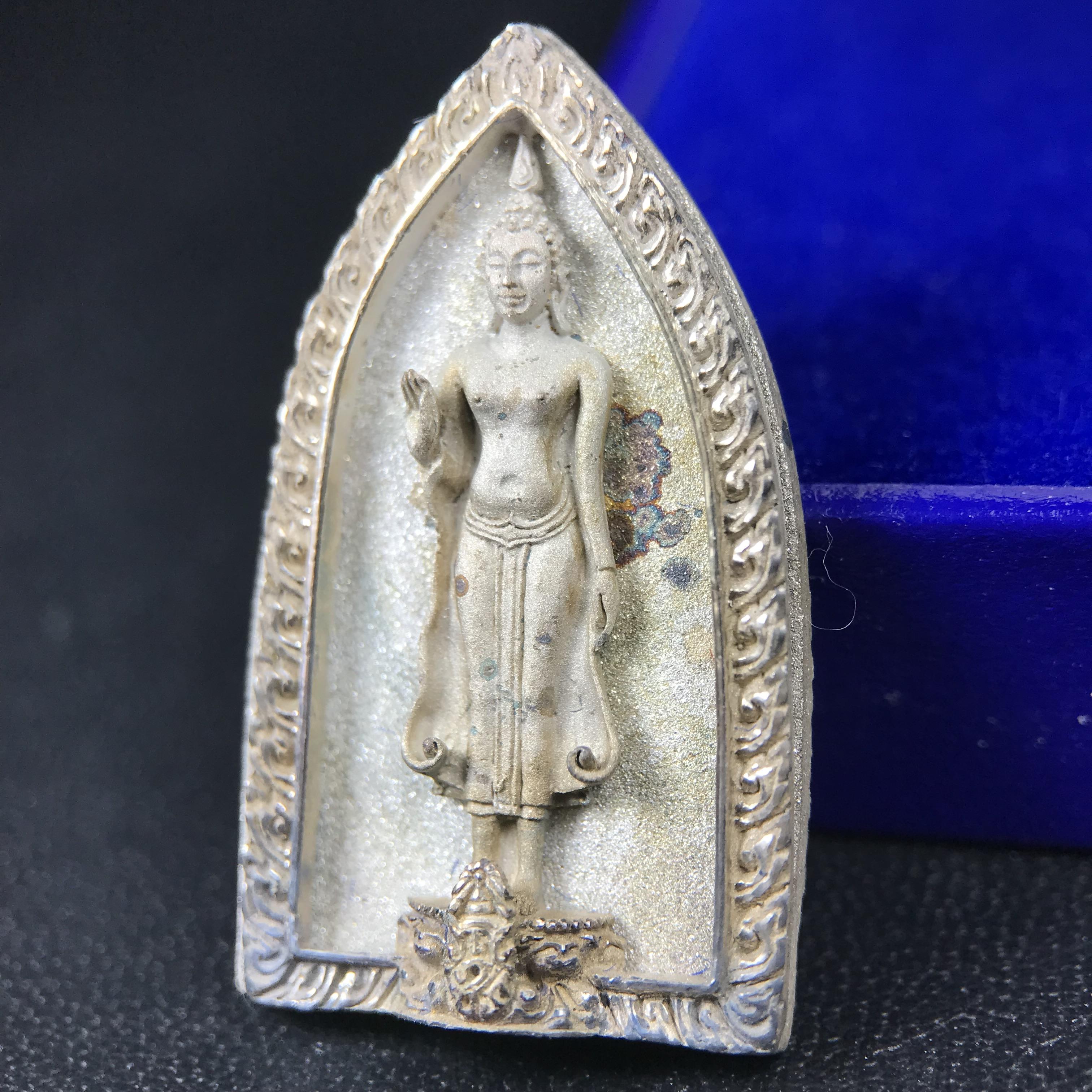 พระพุทธกาญจนพรสยามภูมิ ภปร. ปี 2539 เนื้อเงินพื้นทรายประกาย(ผิวเดิมสวย) พิมพ์ทรงใบขนุน ขนาด3.2ซม. พระพุทธรูปประจำพระชนมวาร รัชกาลที่9 ทรงโปรดเกล้าให้วิทยาลัยป้องกันราชอาณาจักร(วปอ.)สร้างในวโรกาสทรงครองสิริราชสมบัติครบ50ปี พ.ศ.2539(1ใน5000องค์)