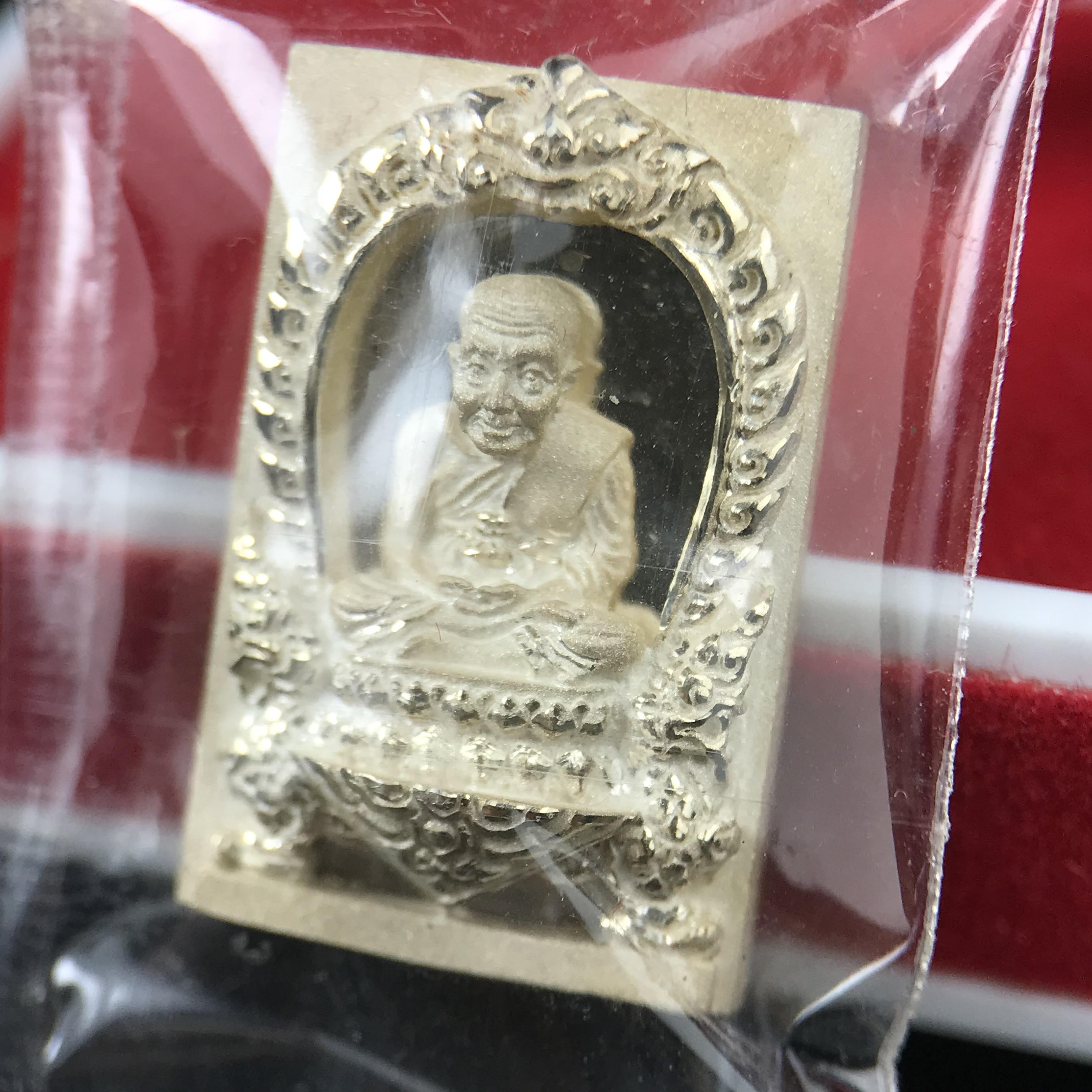 หลวงปู่ทวด รุ่นฉลองกรุงรัตนโกสินทร์ ๒๒๐ ปี วัดประสาทบุญญาวาส ปี 2545 เหรียญรูปเหมือนหลวงพ่อทวดด้านหลังพระหลวงพ่อทวดพิมพ์เตารีด เนื้อเงิน พ่นทราย ขัดเงาบางส่วน ขนาด 1.3 X 2 ซม. พุทธาภิเษกใหญ่ 3วาระ สภาพสวยซีนซองเดิมกล่องบรรจุเดิมครบสมบูรณ์(องค์หมายเลข ๙๒๑)