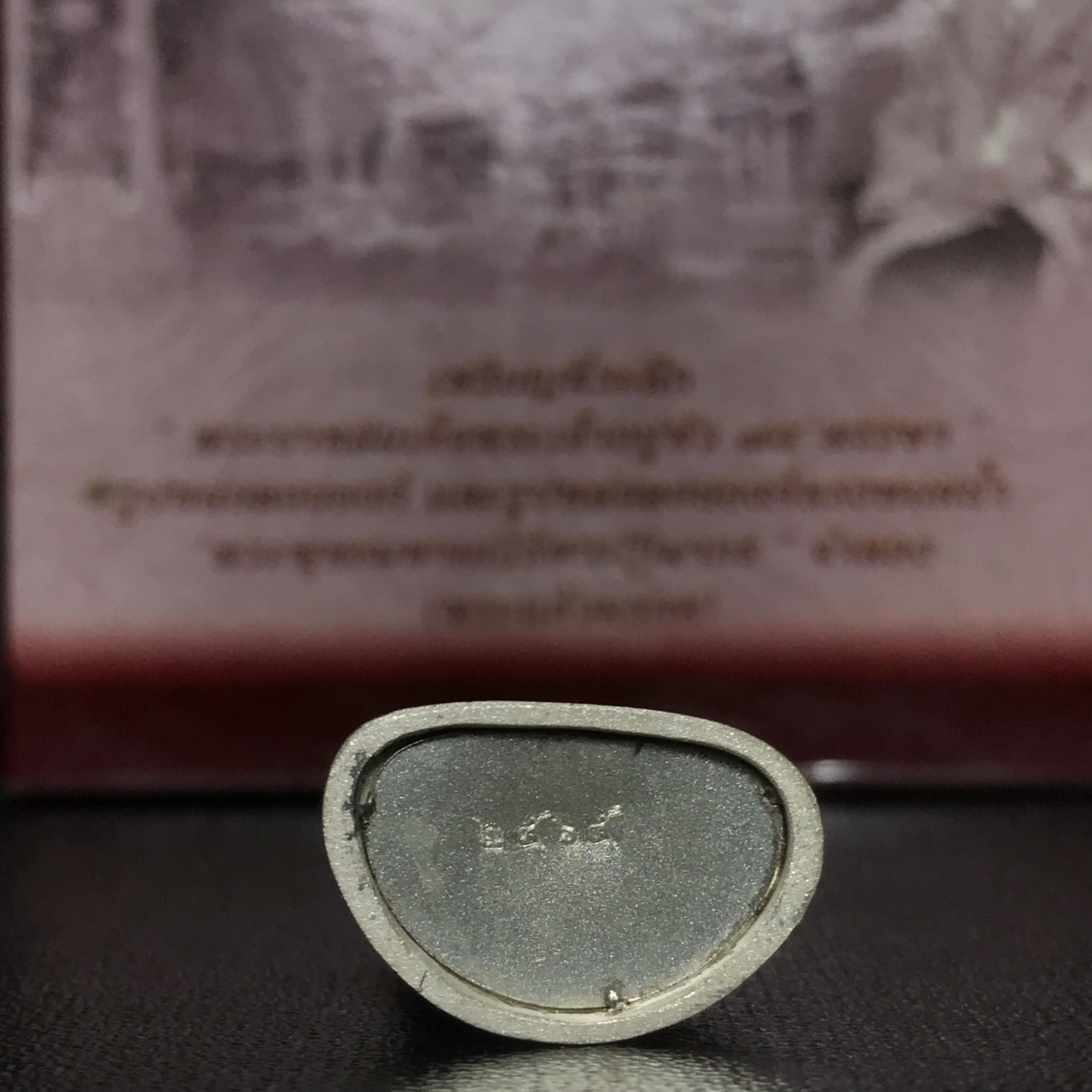 พระแก้วมรกต ภปร.(รุ่นแรก) ปี2545 รุ่นฉลองกรุงรัตนโกสินทร์ครบ 220 ปี เนื้อเงิน พิมพ์ใหญ่ หล่อลอยองค์