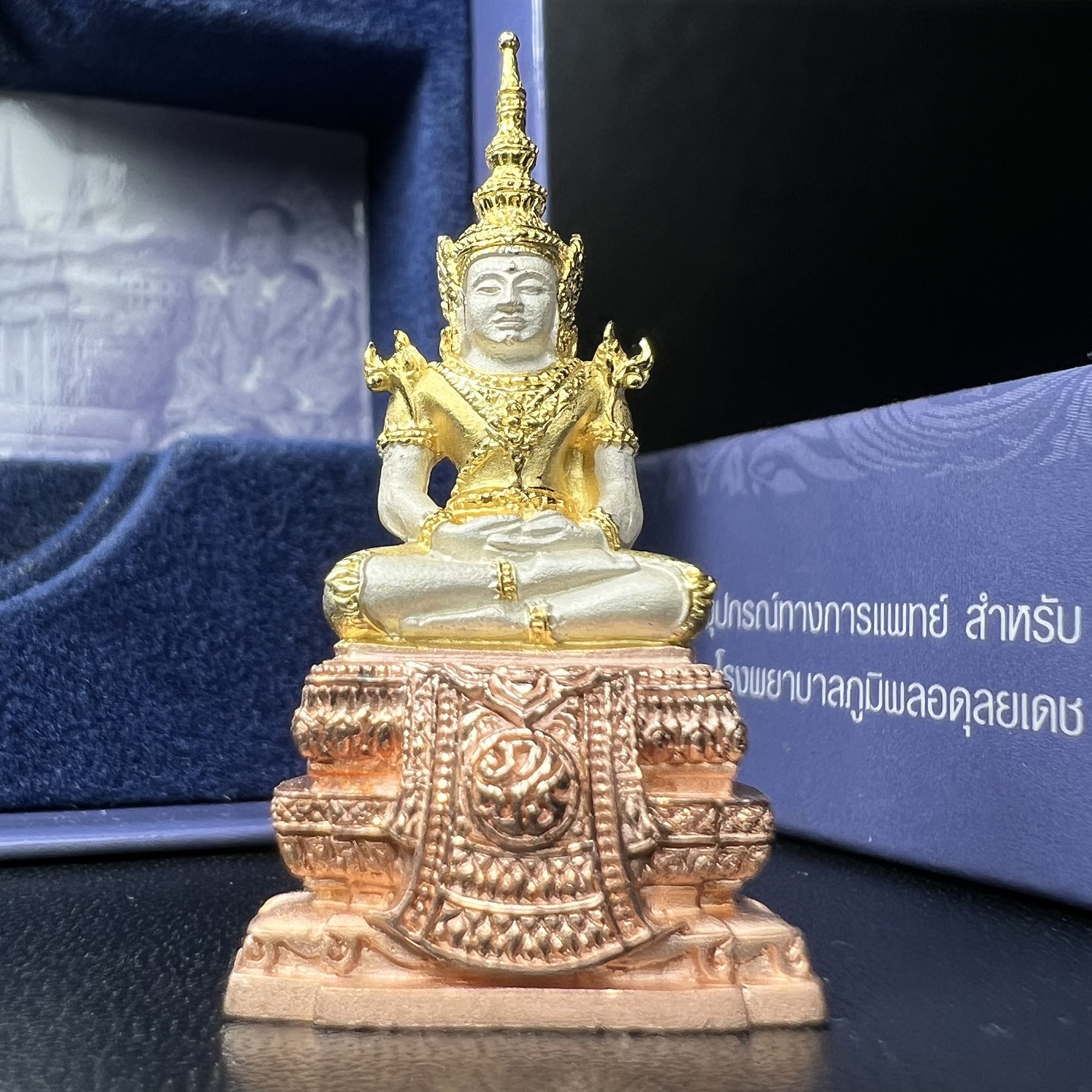 พระแก้วมรกต ภปร. ปี2547 จัดสร้างโดย รพ.ภูมิพลฯ เนื้อเงิน (3 กษัตริย์)ลอยองค์ หน้าตัก 1/2 นิ้ว งดงามทรงคุณค่าอีกหนึ่งรุ่นยอดนิยม หายาก(1ใน3000องค์)