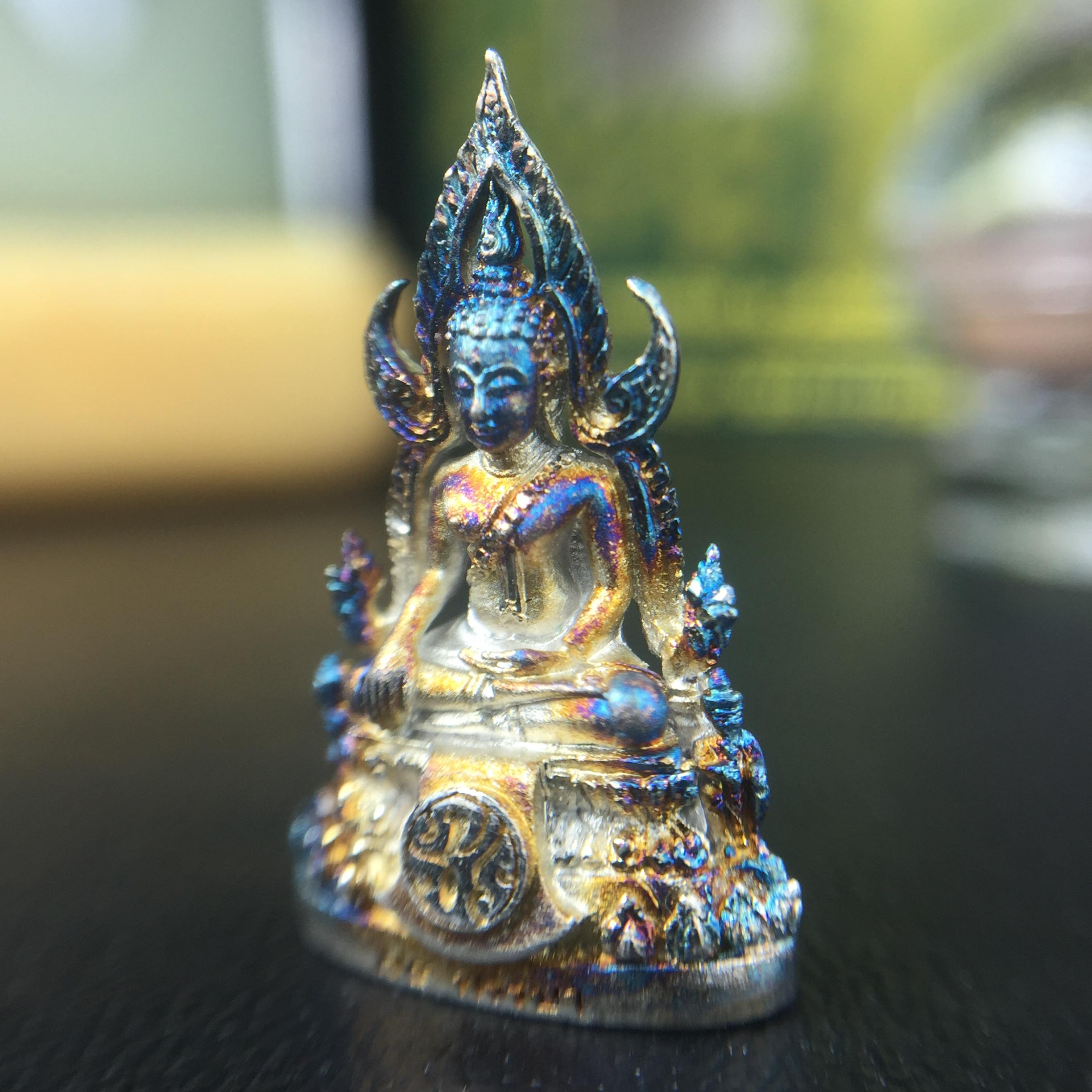 พระพุทธชินราช(จำลอง) ภปร. 84 พรรษา เนื้อเงินชุบทองคำขาว พิมพ์เล็กขนาดหน้าตัก 1/4 นิ้ว (สภาพผิวเดิมสวย ขึ้นสีรุ้งธรรมชาติ แบบนิยม)(พระราชทานมวลสาร จิตรลดาและเส้นพระเจ้า(เส้นผม))