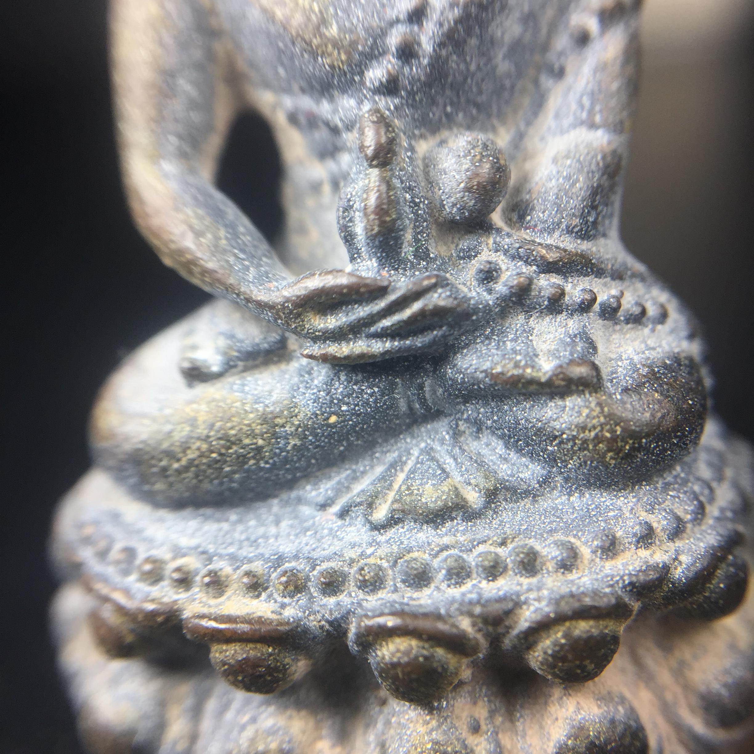 พระกริ่งชินบัญชรฉลองพระชันษา 100 ปี สมเด็จพระญาณสังวร วัดบวรนิเวศวิหาร ปี 2556 เนื้อนวโลหะผสมทองคำก้นทองแดง พิธีใหญ่ มวลสารเด่น นิยม(1 ใน 2556 องค์)