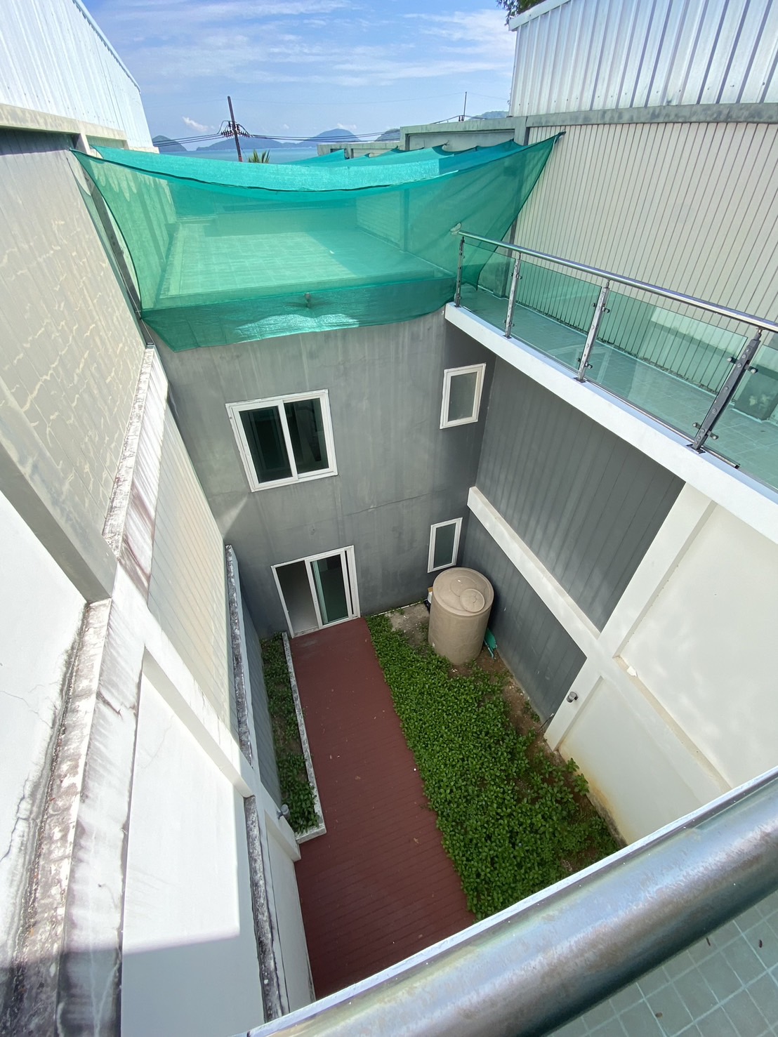 For Sales : Sea front, 2-Story commercial buildings, 3 Bedroom 6 Bathroom