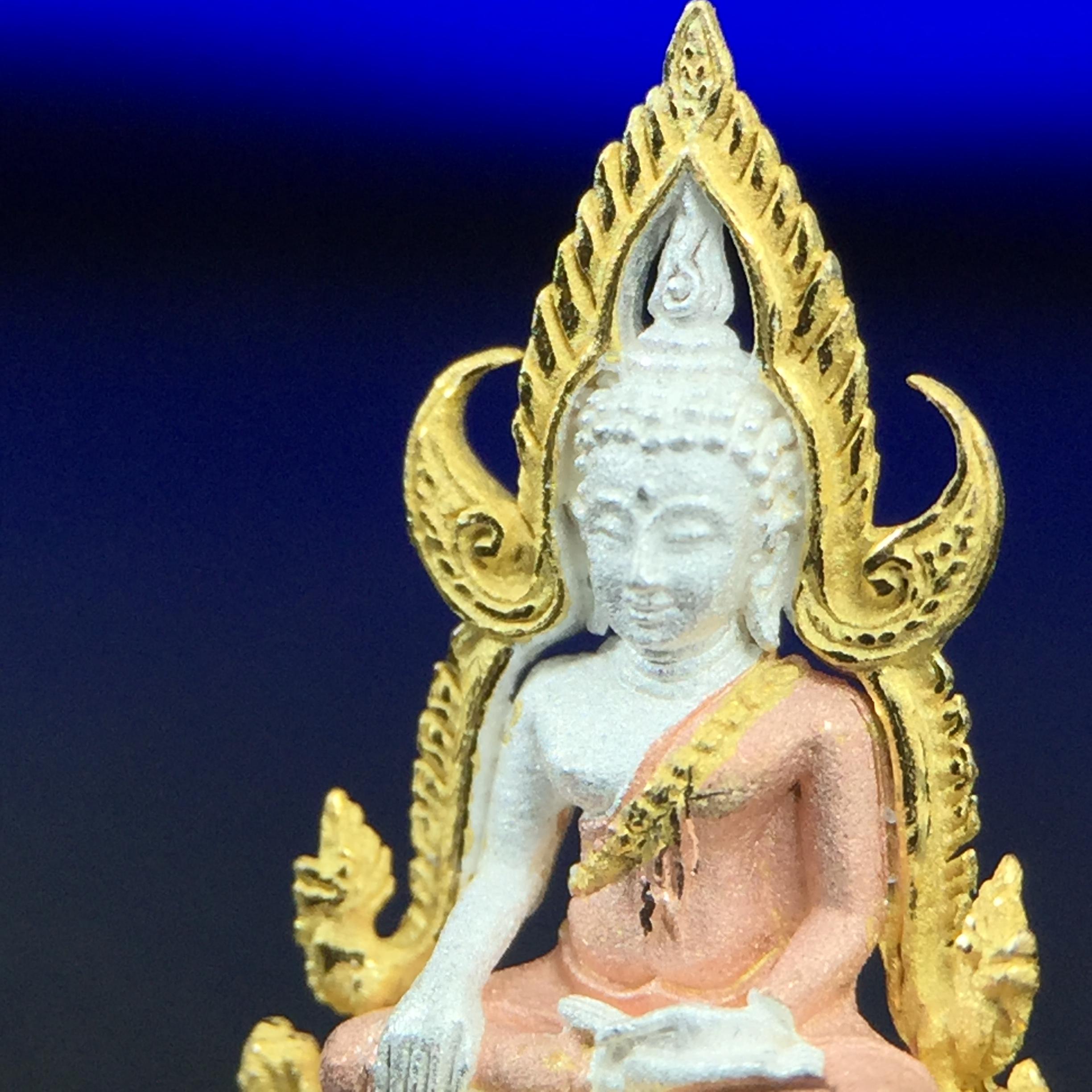 พระพุทธชินราช ภปร. โครงการ เพราะแผ่นดินนี้คือแผ่นดินเกิด เนื้อเงินชุบสามกษัตริย์ ปี2551 ขนาดหน้าตัก1/4นิ้ว (สวยงามหายาก)