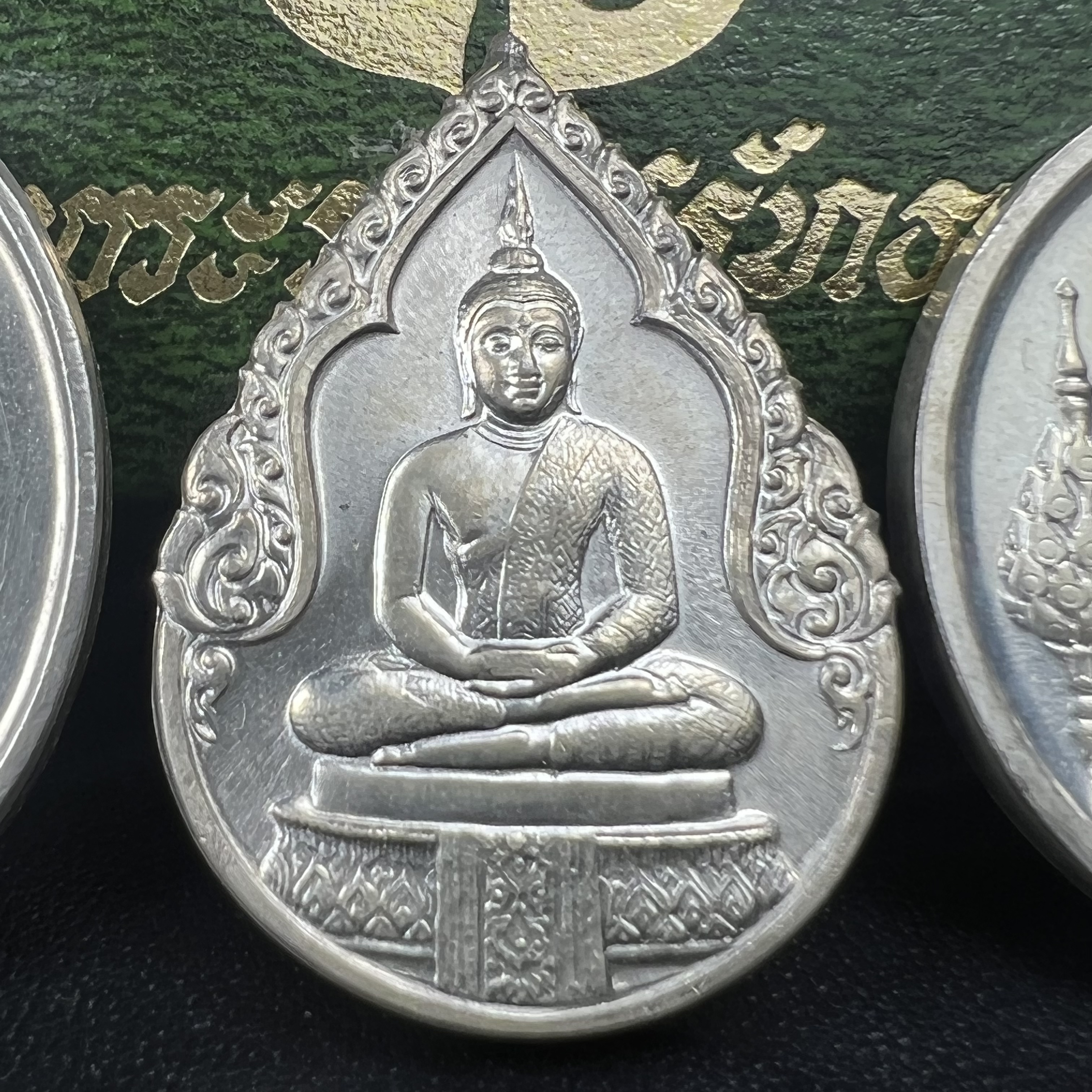 เหรียญพระแก้วมรกตหลัง ภปร ฉลองกรุงรัตนโกสินทร์ครบ 200 ปี พ.ศ.2525 เนื้อเงินกล่องบรรจุเดิมครบ3พิมพ์(บล็อกพระราชศรัธา)(ในหลวงรัชกาลที่9 เสด็จในพิธี)