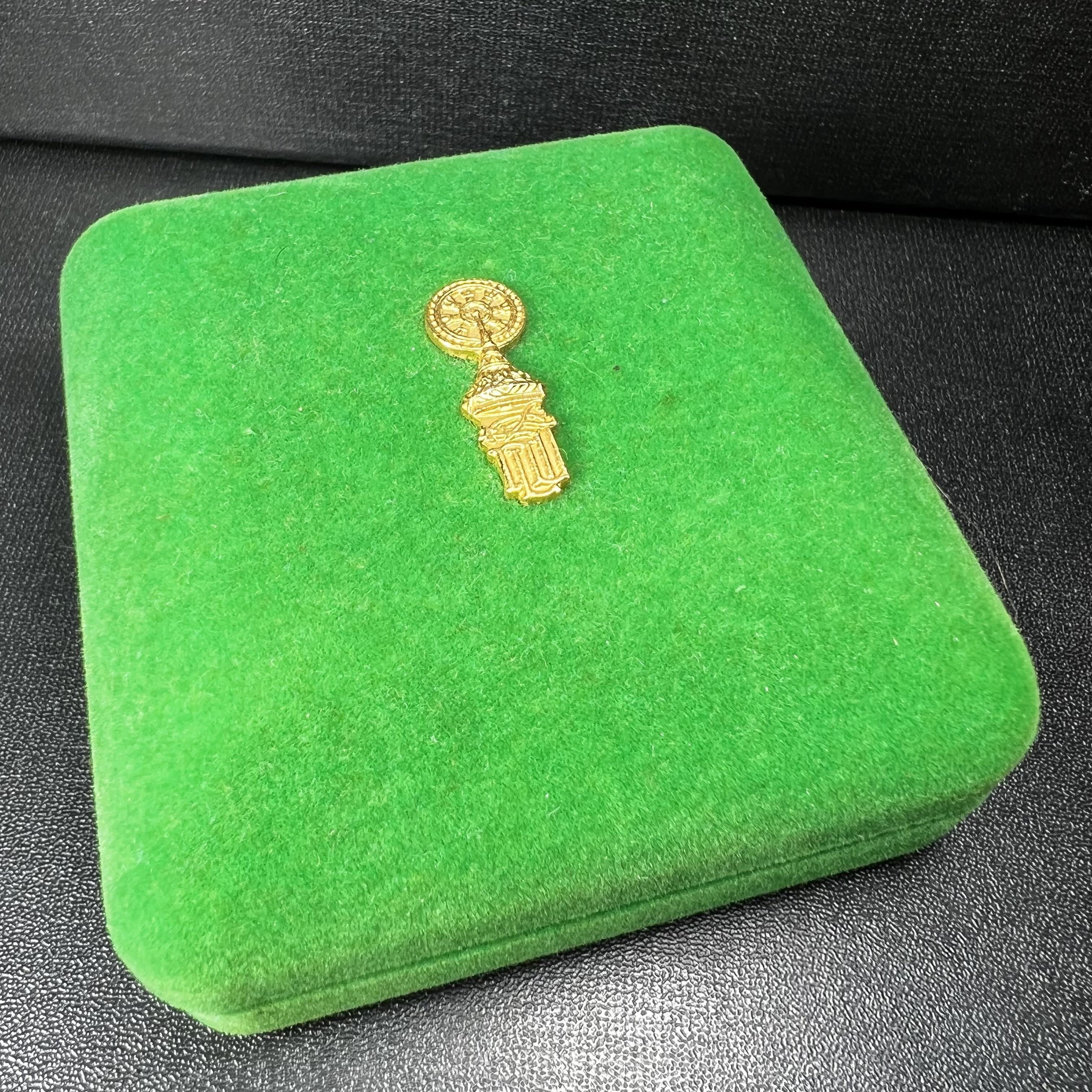 พระแก้วมรกต สธ. วัดบวรนิเวศวิหาร พ.ศ.2538 รูปเหมือนลอยองค์พระแก้วมรกต ชุดเงินบริสุทธิ์ ทรงเครื่อง 3 ฤดู (มีโค็ด หมายเลขกำกับชุดที่ 1396)พิมพ์ใหญ่ 3 องค์ 3 ฤดู ร้อน ฝน หนาว(1 ใน 2000 ชุด)หายาก