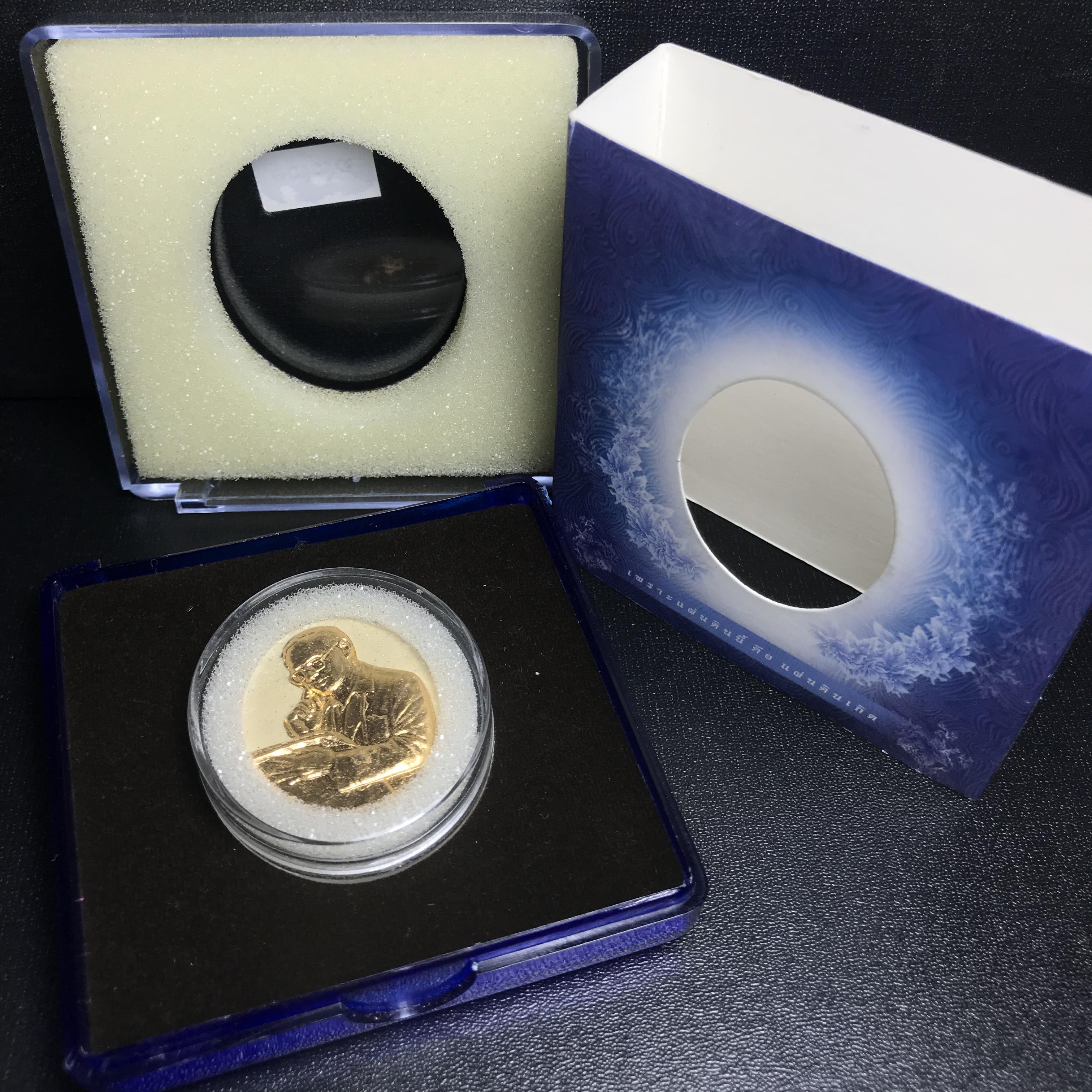 รูปหล่อพระบาทสมเด็จพระเจ้าอยู่หัว(ทรงงาน) ภปร. โครงการ เพราะแผ่นดินนี้คือแผ่นดินเกิด ปี2551 เนื้อผง ด้านหน้าปิดทอง หลัง ภ.ป.ร. ปิดทอง (มวลสารพระราชทานเส้นพระเจ้า (เส้นผม) ของพระบาทสมเด็จพระเจ้าอยู่หัวรัชกาลที่9