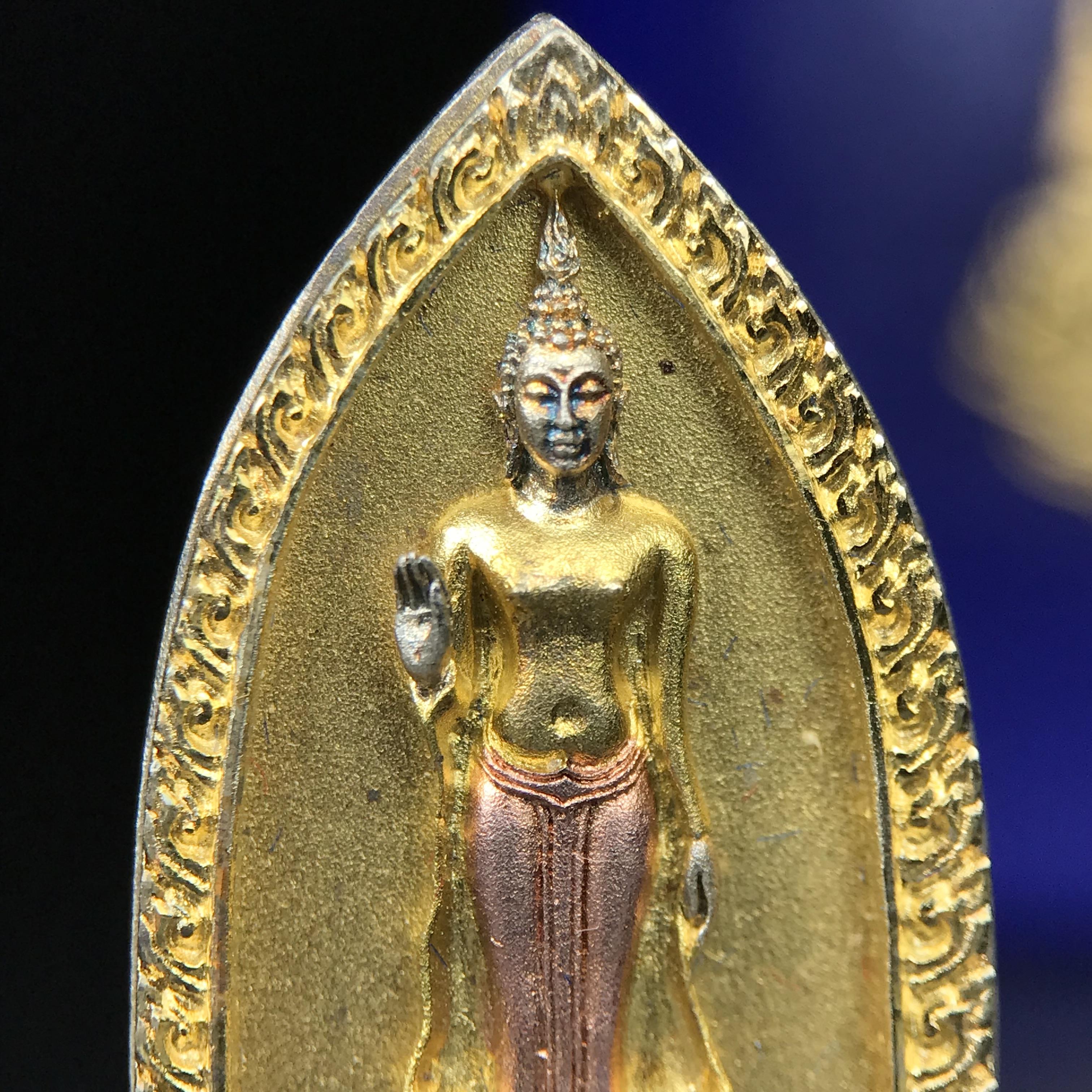 พระพุทธกาญจนพรสยามภูมิ ภปร. ปี 2539 เนื้อเงินสามกษัตริย์พื้นทรายเงา(ผิวเดิมสวย) พิมพ์ทรงใบขนุน ขนาด3.2ซม. พระพุทธรูปประจำพระชนมวาร รัชกาลที่9 ทรงโปรดเกล้าให้วิทยาลัยป้องกันราชอาณาจักร(วปอ.)สร้างในวโรกาสทรงครองสิริราชสมบัติครบ50ปี พ.ศ.2539(1ใน5000องค์)