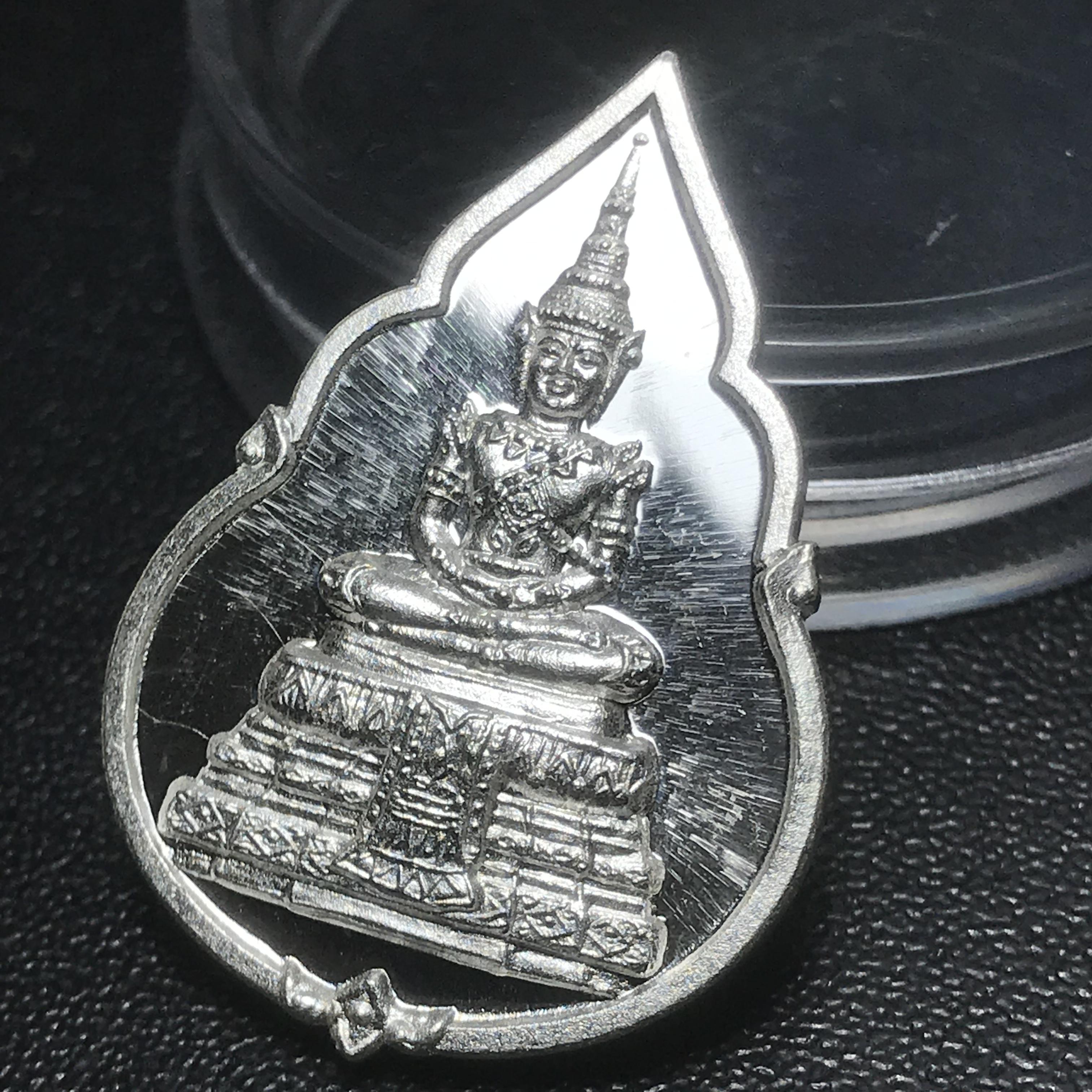 เหรียญพระแก้วมรกต ที่ระลึกในการหล่อเททองหล่อพระแก้วมรกต ครบรอบ 64 ปี กรมสรรพสามิต 2539 และในวโรกาสที่พระบาทสมเด็จพระเจ้าอยู่หัวทรงครองราชย์ครบ 50 ปี เมื่อ พ.ศ.2539 เนื้อเงินขัดเงา ทรงหยดน้ำ พร้อมตลับใส่ครบสมบูรณ์(เหรียญสภาพสวยเดิม พิธีใหญ่)