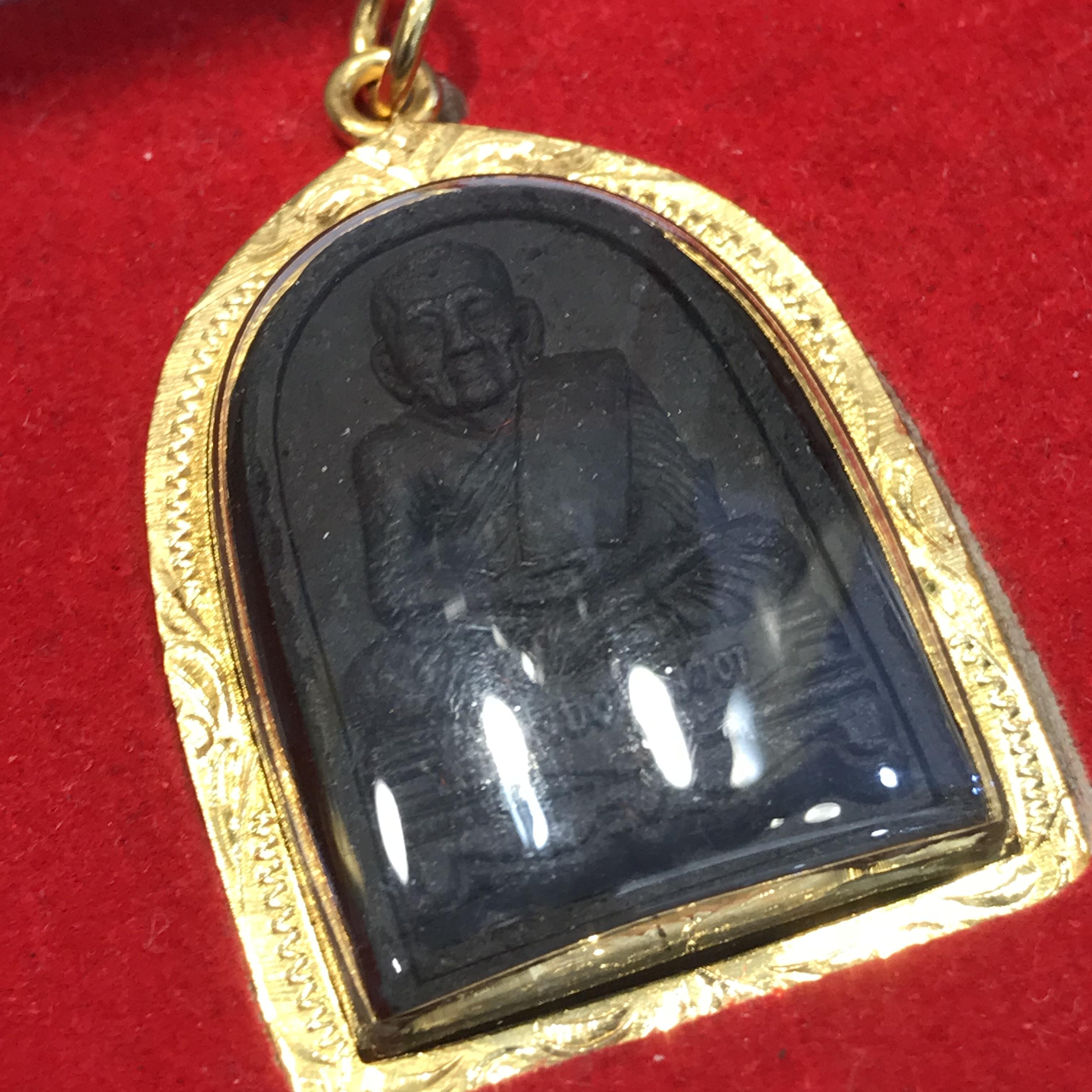 พระชุดของขวัญ 3 องค์ พระหลวงปู่ทวด ทรงกลีบบัวและกลีบขนุน เนื้อว่านดำ ภ.ป.ร. พร้อมพระพุทธสิงหธรรมมงคล ห่อหุ้มด้วยทองนพเกล้า ปี 2547