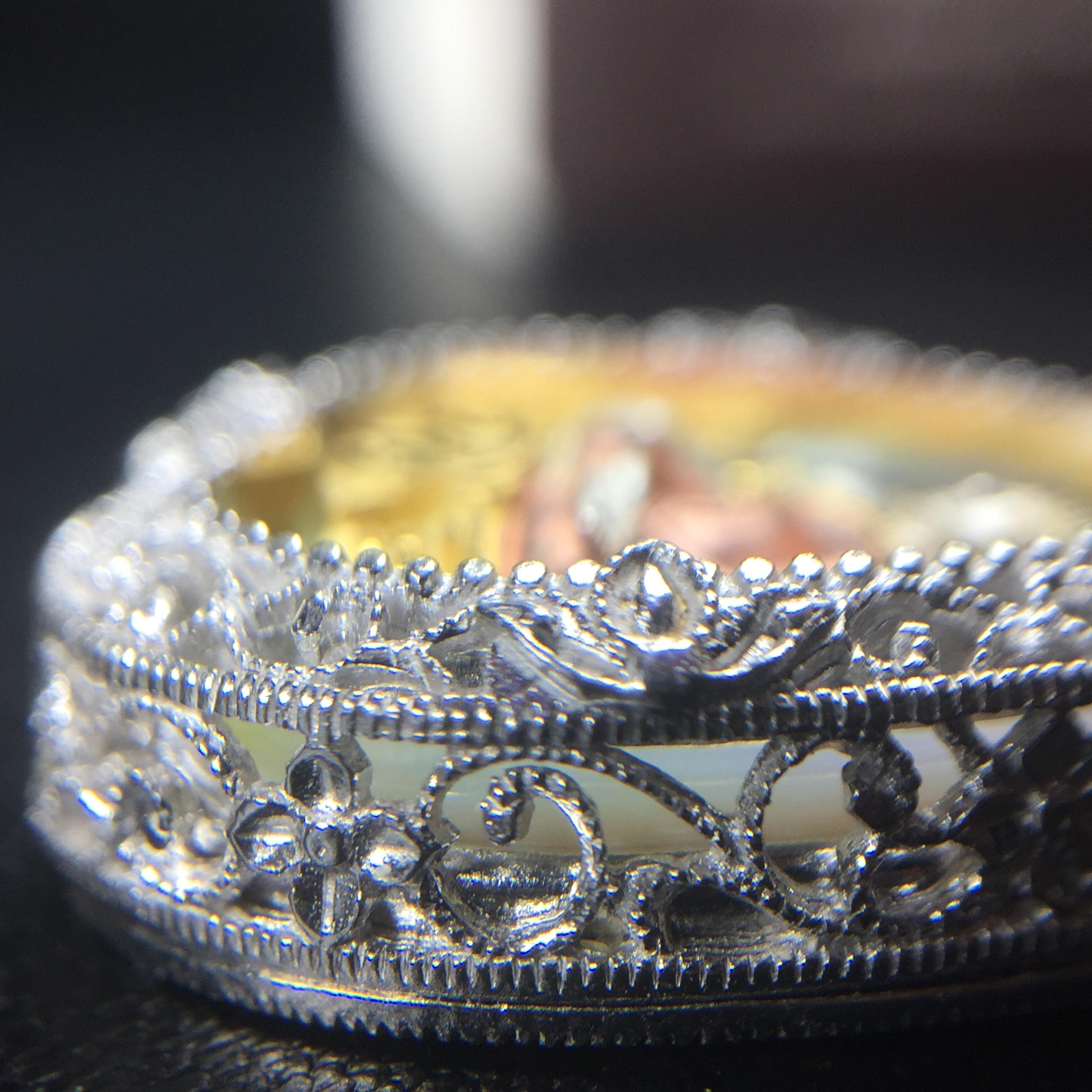 พระพุทธชินราช ภปร. โครงการ "เพราะแผ่นดินนี้ คือ แผ่นดินเกิด" ปี2548(รุ่นแรก) เหรียญทรงใบโพธิ์ ขนาด 21 x 29 มม. เนื้อเงินสามกษัตริย์ องค์พระชุบสามกษัตริย์ ล้อมด้วยกรอบเงินชุบทองคำขาวสลักเสลาเป็นลวดลายละเอียดอ่อน ส่วนพื้นองค์พระเป็นเปลือกหอยมุข