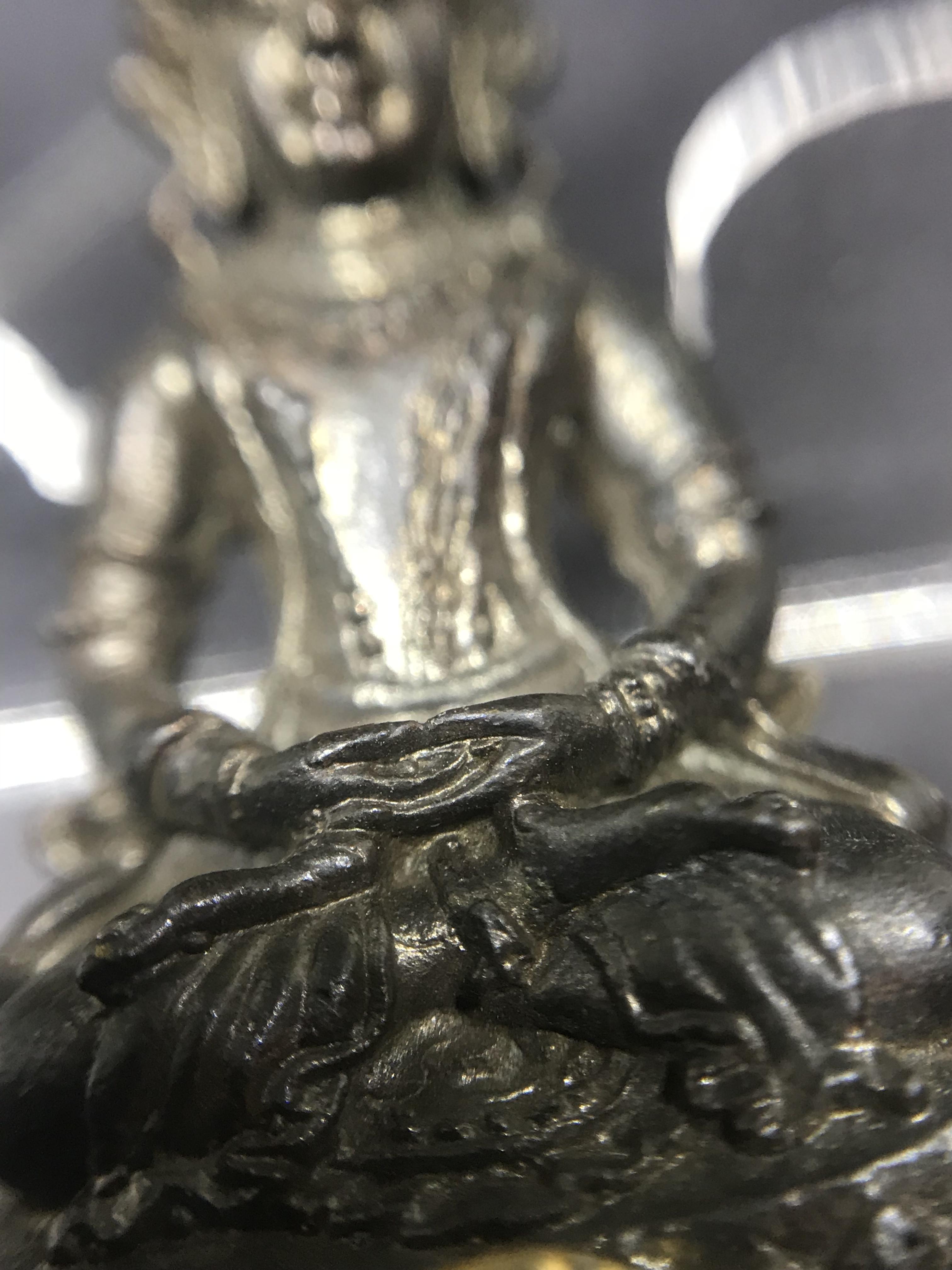 พระกริ่งธิเบตอวโลกิเตศวร ภปร.(พระไวโรจนะพุทธ)วัดมังกรกมลาวาส(เล่งเน่ยยี่) รุ่นแรกปี2515 เนื้อนวโลหะ(ในหลวงรัชกาลที่9เสด็จเททอง)(หายาก)