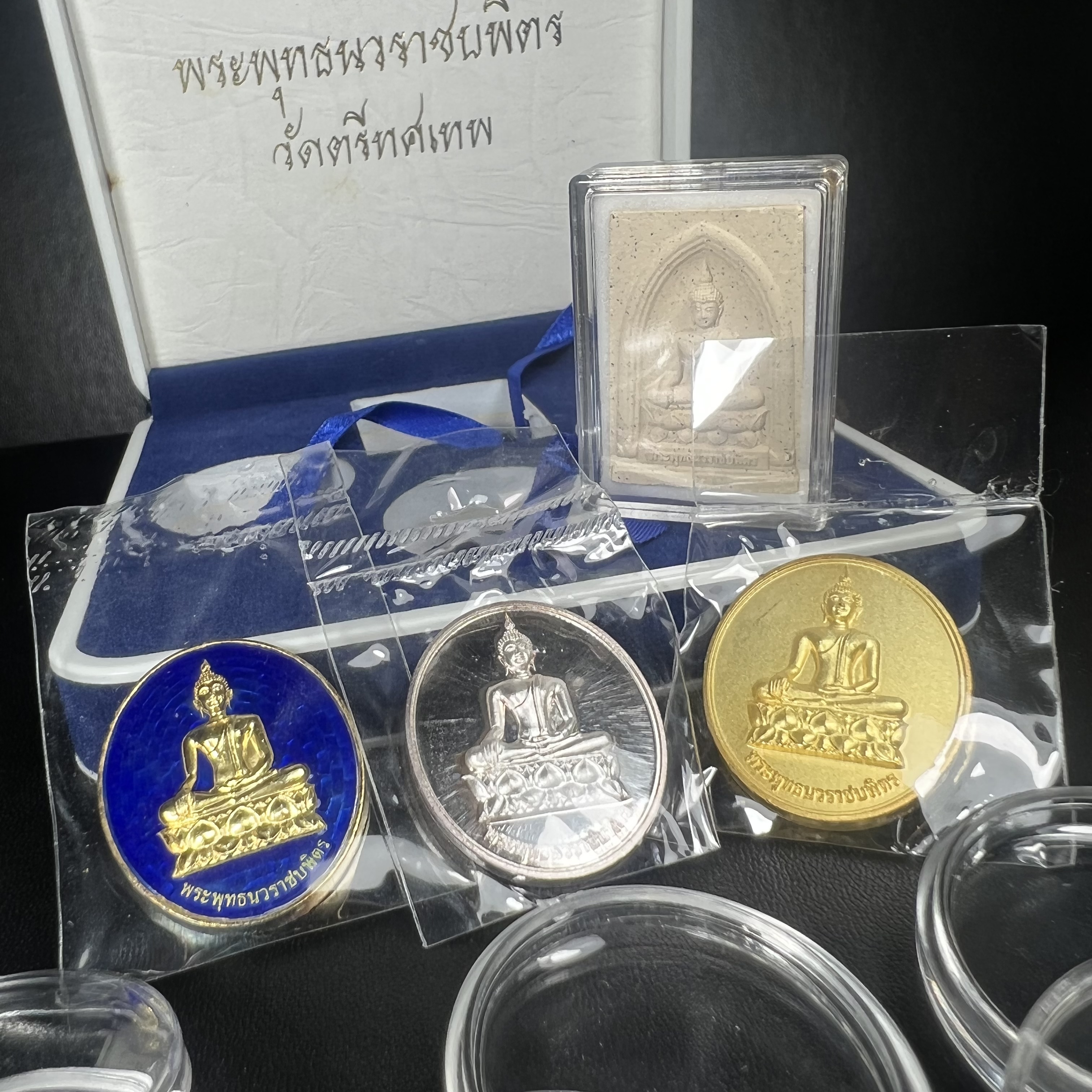 พระพุทธนวราชบพิตร ภปร. ที่ระลึก 7รอบ 84พรรษา รัชกาลที่ 9 วัดตรีทศเทพ จัดสร้าง พ.ศ. 2554 ชุดกรรมการ(หายากสร้าง 1ใน500ชุด)(รวม 4 รายการ)สภาพสวยซีนซองเดิมกล่องบรรจุเดิมครบสมบูรณ์