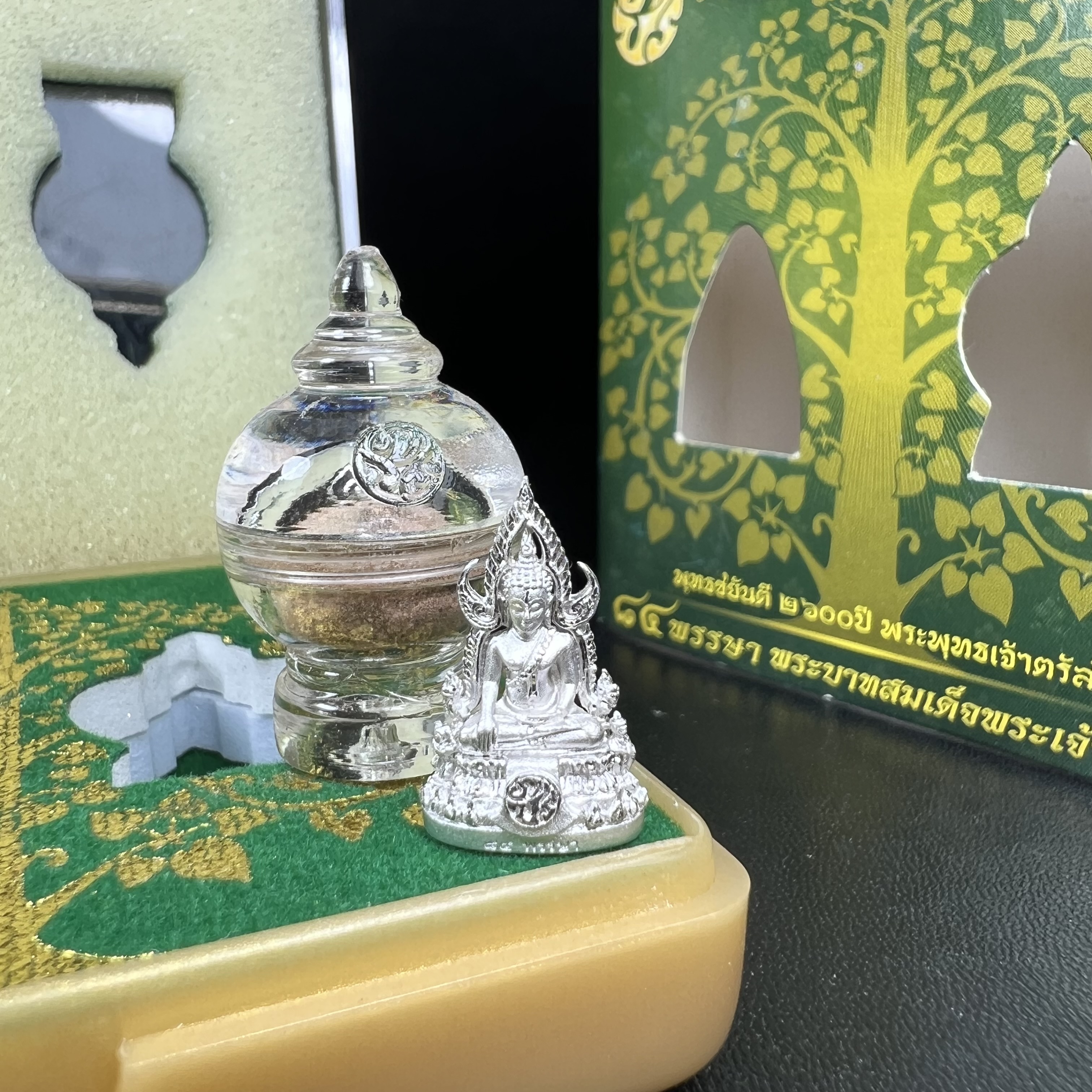 พระพุทธชินราช ภปร. 84 พรรษา พิมพ์เล็กขนาดหน้าตัก 1/4 นิ้ว(สูง 2.0 ซม.)เนื้อเงินชุบทองคำขาว (สภาพผิวสวยเดิม)(พระราชทานมวลสาร จิตรลดาและเส้นพระเจ้า(เส้นผม))พุทธศิลป์ทรงคุณค่าอีกหนึ่งรุ่นยอดนิยม