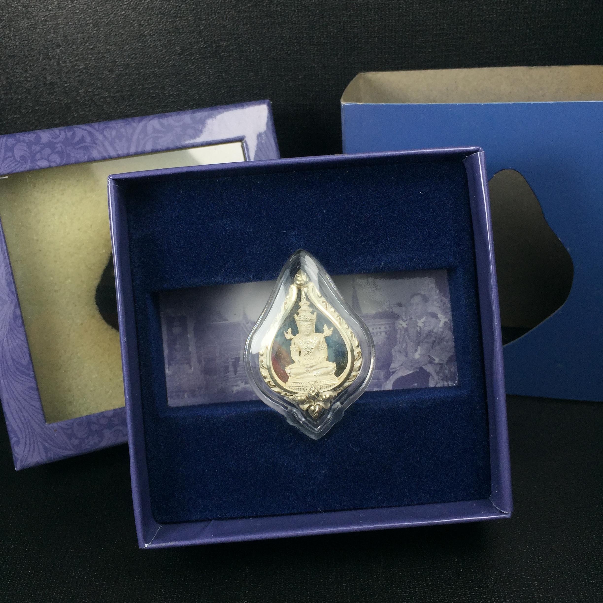 พระแก้วมรกต ภปร. ปี2547 จัดสร้างโดย รพ.ภูมิพลฯ เนื้อเงิน เหรียญทรงดอกบัว(1ใน3000องค์)