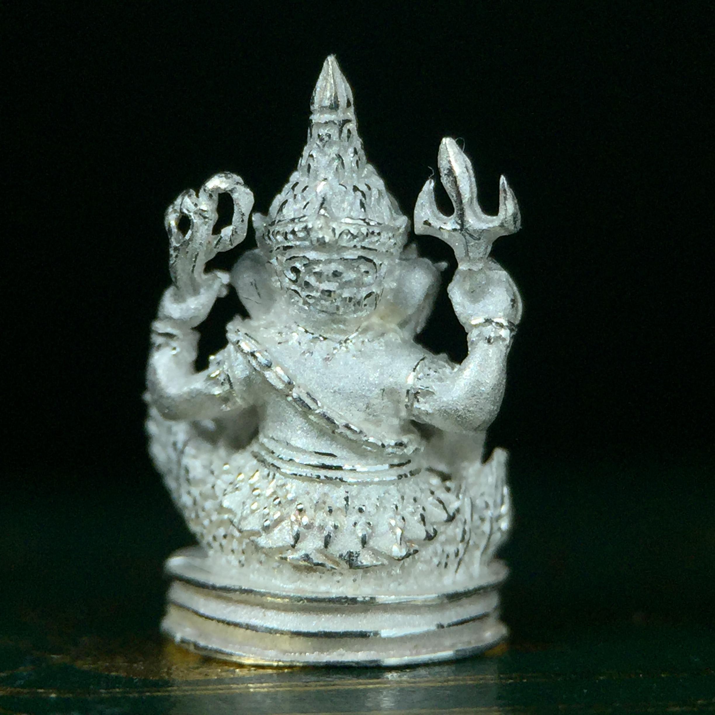 พระพิฆเนศ เทวสถานโบสถ์พราหมณ์ ปี 2539 รูปหล่อลอยองค์เนื้อเงิน 99.9% (พ่นทรายขัดเงาบางส่วน) พิมพ์เล็ก(ขนาดประมาณ 1.3 * 0.8 ซม.) พร้อมกล่องบรรจุเดิมครบ ผลิตโดย บ.แพรนด้า จิวเวลรี่(สภาพสวยเดิม พิธีใหญ่ พุทธศิลป์งดงาม)