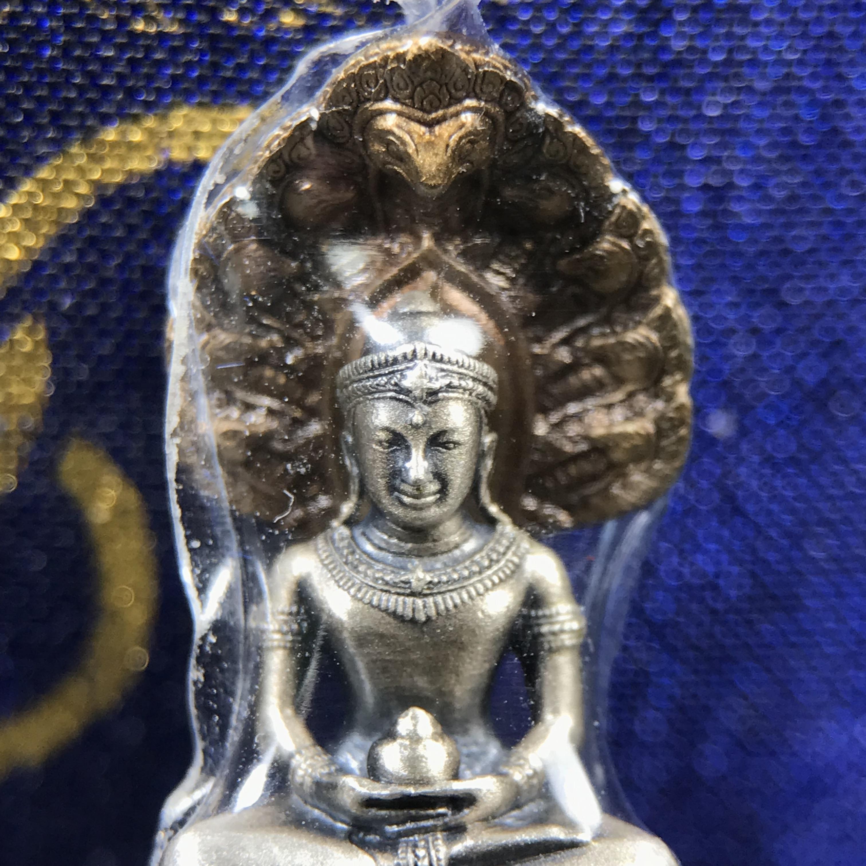 พระพุทธสิรินาคเภษัชยคุรุจุฬาภรณ์ ที่ระลึกโรงพยาบาลจุฬาภรณ์ พระกริ่งเงินฐานบรอนซ์ ขนาดความสูง 2.7 เซนติเมตร สภาพสวย ซีนซองกล่องบรรจุเดิมครบ องค์หมายเลข ๑๗๙๗