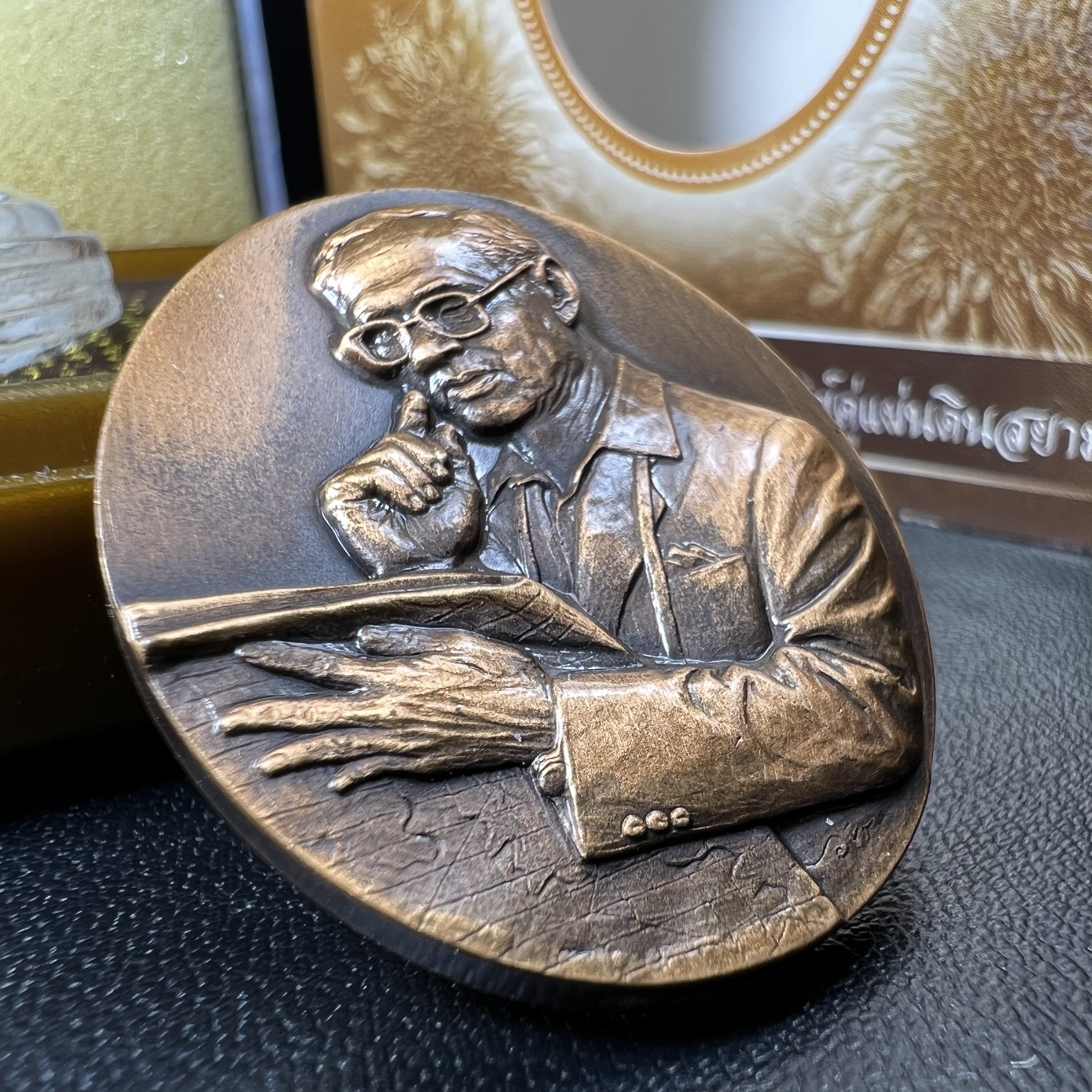 เหรียญรูปหล่อพระบาทสมเด็จพระเจ้าอยู่หัว ในหลวงทรงงาน “รุ่นเย็นศิระเพราะพระบริบาล 80พรรษา มหากษัตริย์คู่แผ่นดินสยาม” พ.ศ.2550 เนื้อทองแดงรมดำ(ขนาด 27*35 มม.)พร้อมกล่องบรรจุเดิมครบ