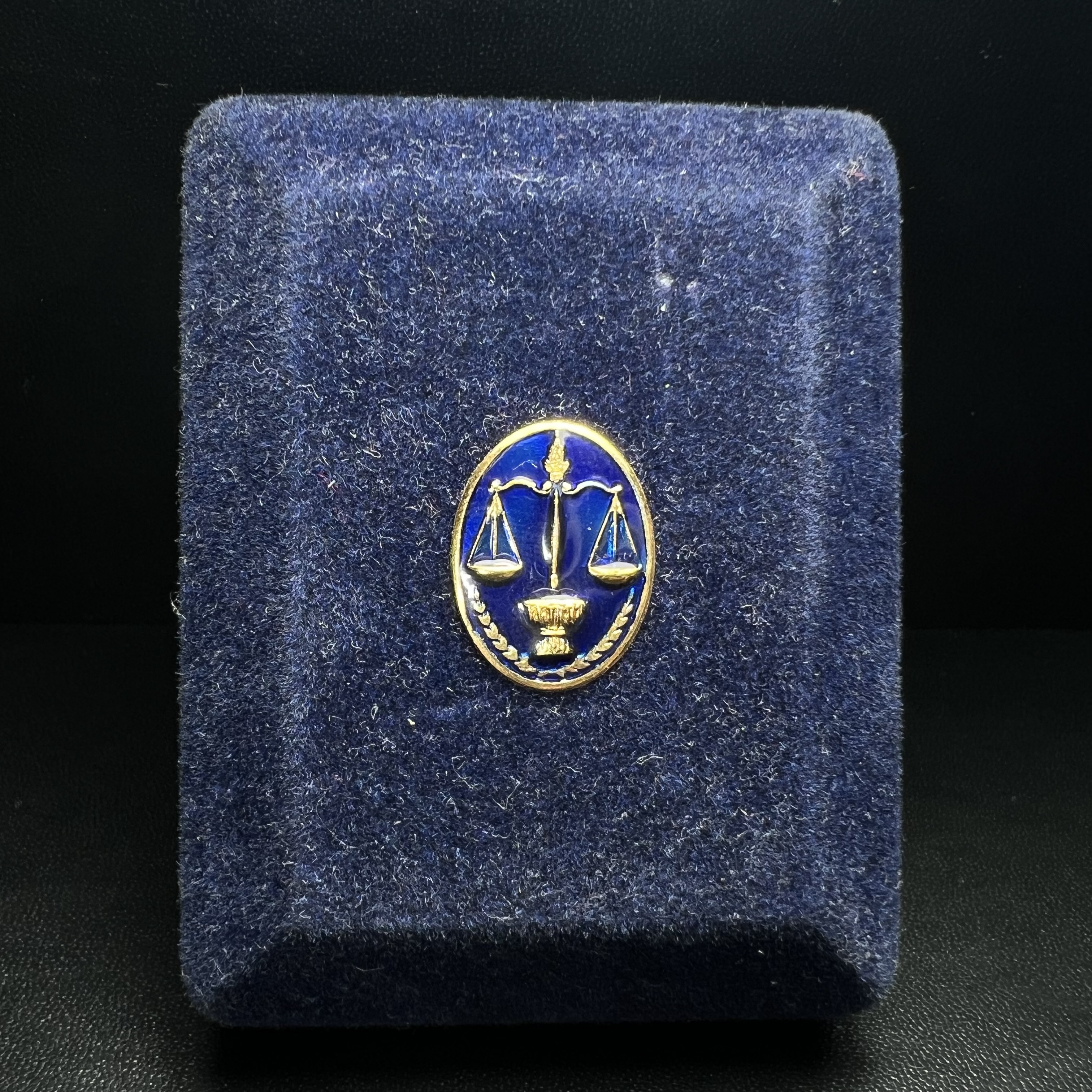 พระพุทธมหากรุณาประชานาถ ภปร. พระพุทธรูปประจำศาลปกครอง “รุ่นแรก” เนื้อโลหะผสมชุบทอง ตอกโค๊ต ศาลปกครอง ปี 2553 สุดยอดมหาพิธีพุทธาภิเษก ยิ่งใหญ่ นิมนต์พระอาจารย์สายกรรมฐานมาร่วมอธิฐานจิตมากมาย