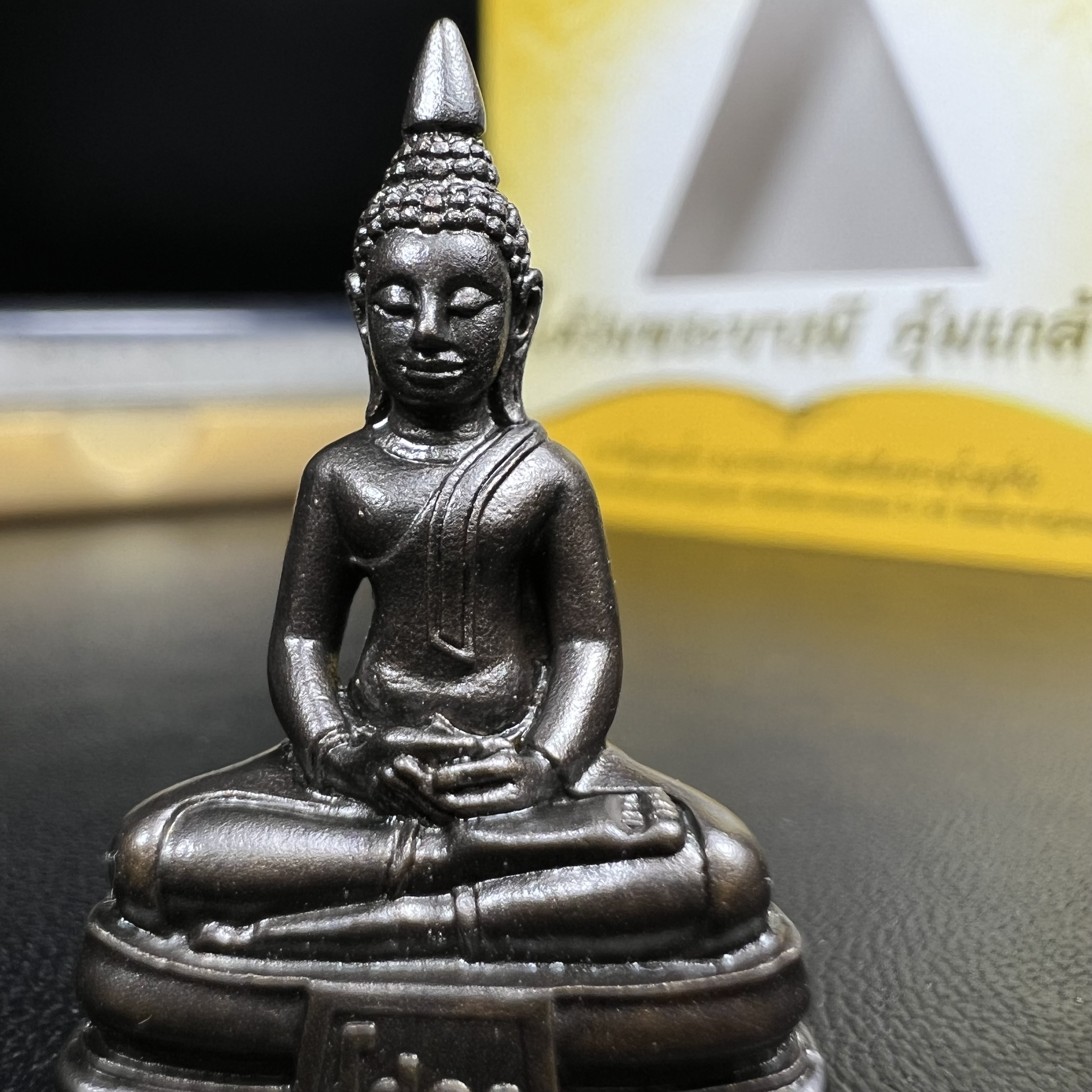 พระพุทธโสธร คุ้มเกล้าฯ ภปร.(ใต้ร่มพระบารมี คุ้มเกล้า) 60ปี โรงพยาบาลภูมิพลฯ พ.ศ.2552 เนื้อนวโลหะ รมดำ(พิมพ์ใหญ่ขนาด 30*20 มม.)สภาพสวยเดิมพร้อมกล่องบรรจุเดิม ตอกโค๊ดหมายเลขกำกับ