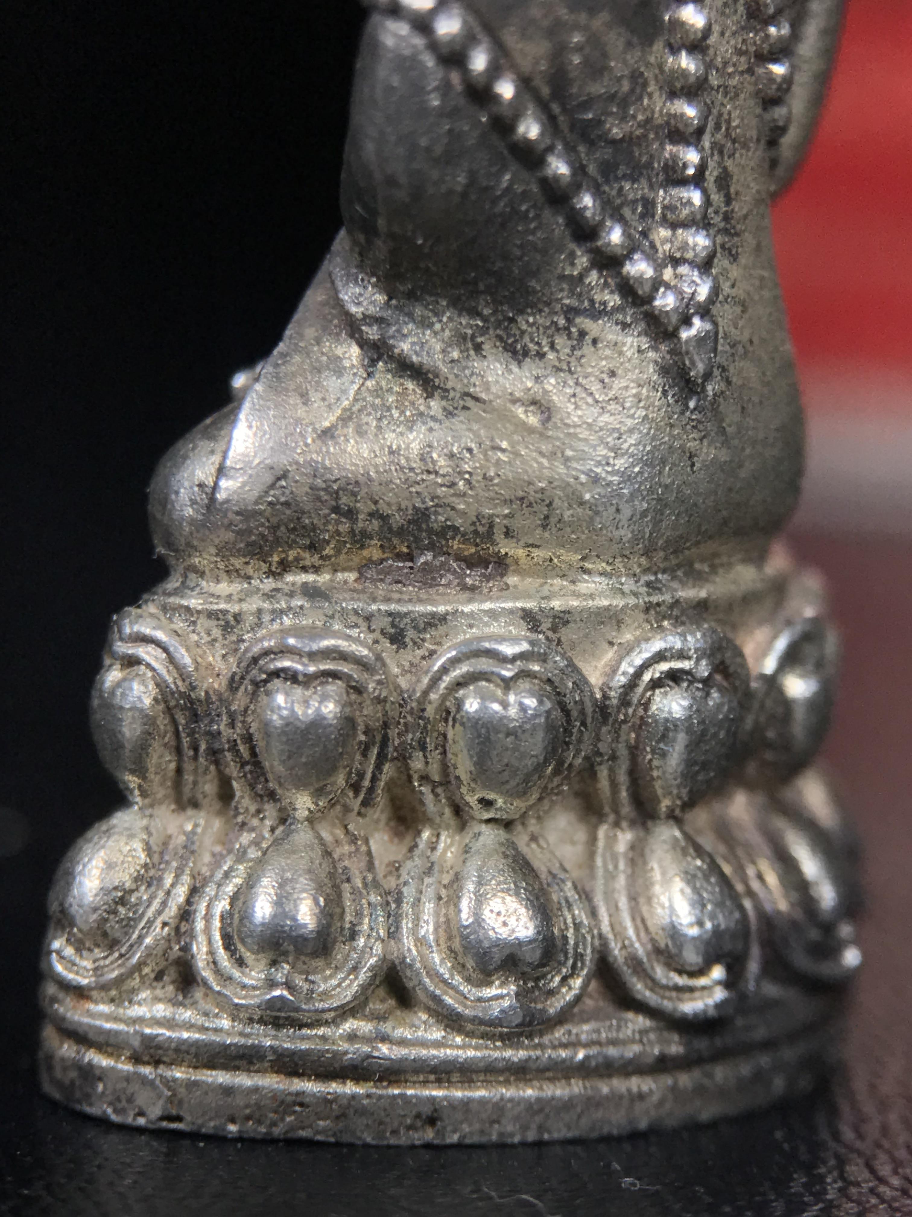 พระกริ่งปรมาภรณ์พุทธปัญญา(พระกริ่งศรีนคร 2) จัดสร้างเนื่องในมหามงคลสมัยเฉลิมพระชมน์พรรษา 5 รอบ องค์พระบาทสมเด็จพระเจ้าอยู่หัวรัชกาลที่9 ปี 2530 เนื้อเงิน (ออกแบบโดยนายช่างเกษม มงคลเจริญ มีพระอาจารย์ไสว วัดราชนัดดา กรุงเทพ เป็นเจ้าพิธีครั้งสุดท้าย)