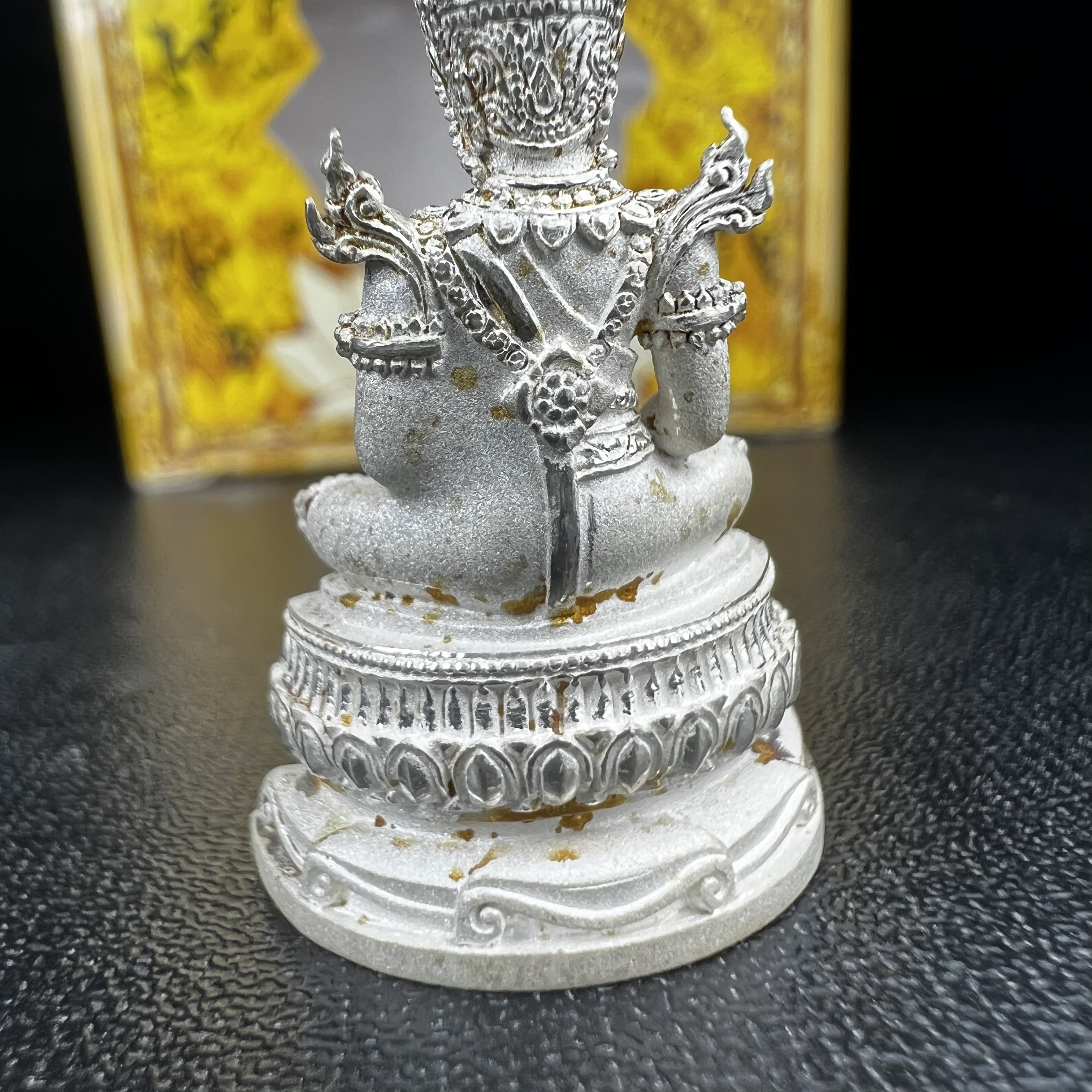 พระแก้วมรกต(จำลอง)ลอยองค์ ขนาดหน้าตัก 1/2 นิ้ว ทรงเครื่องฤดูร้อน เนื้อเงิน ตราสัญลักษณ์ฉลองสิริราชสมบัติ ครบ 60 ปี พ.ศ.2549(สภาพสวย ครบ สมบูรณ์))