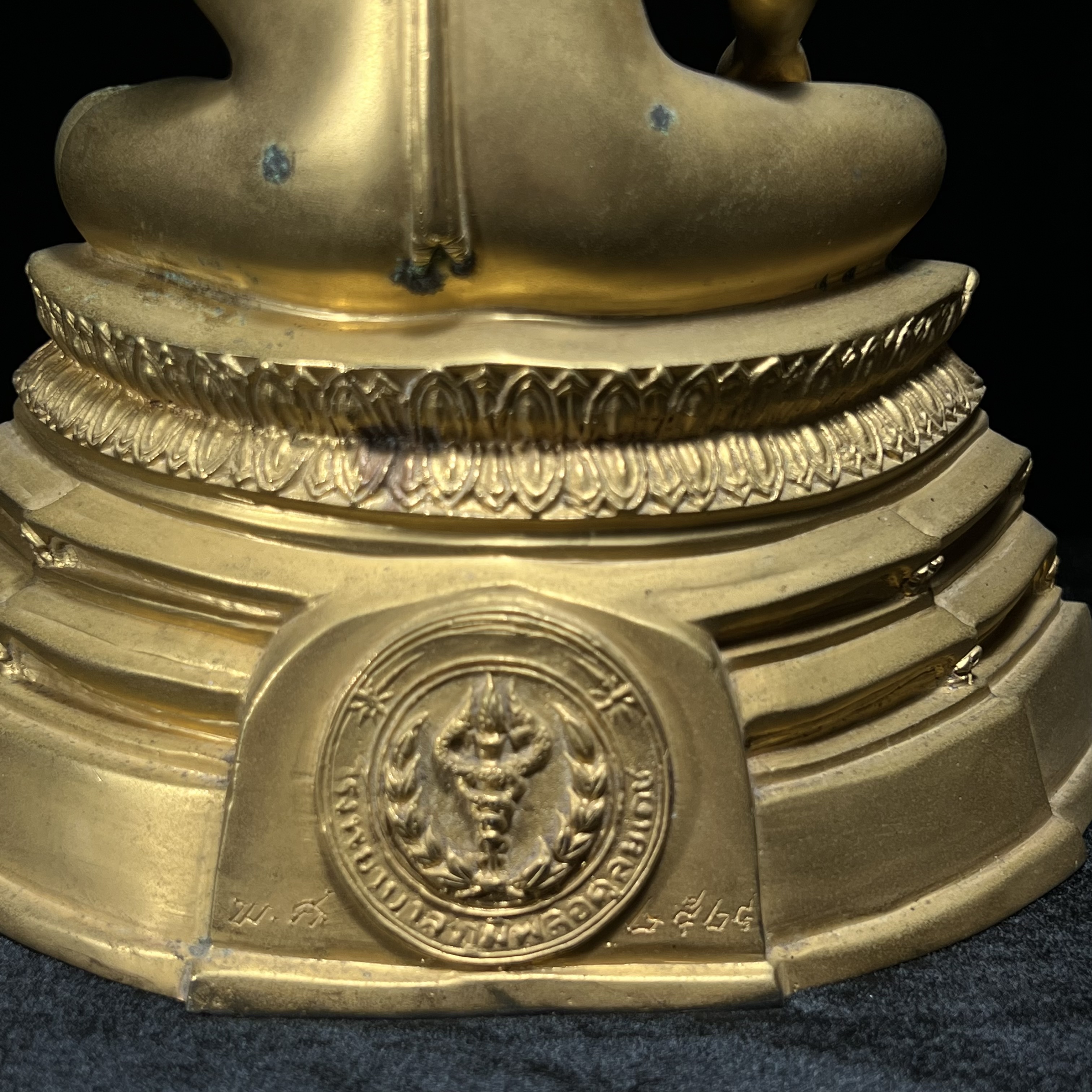 พระบูชาพระพุทธศิรมงคล ภปร. วัตถุมงคลคุ้มเกล้าปี2524 ของมูลนิธิคุ้มเกล้า โรงพยาบาลภูมิพลจัดสร้าง ขนาดหน้าตัก5นิ้ว(ในหลวงรัชกาลที่9 ทรงจุดไฟพระฤกษ์และเททอง พิธีใหญ่)ยอดนิยมหายาก