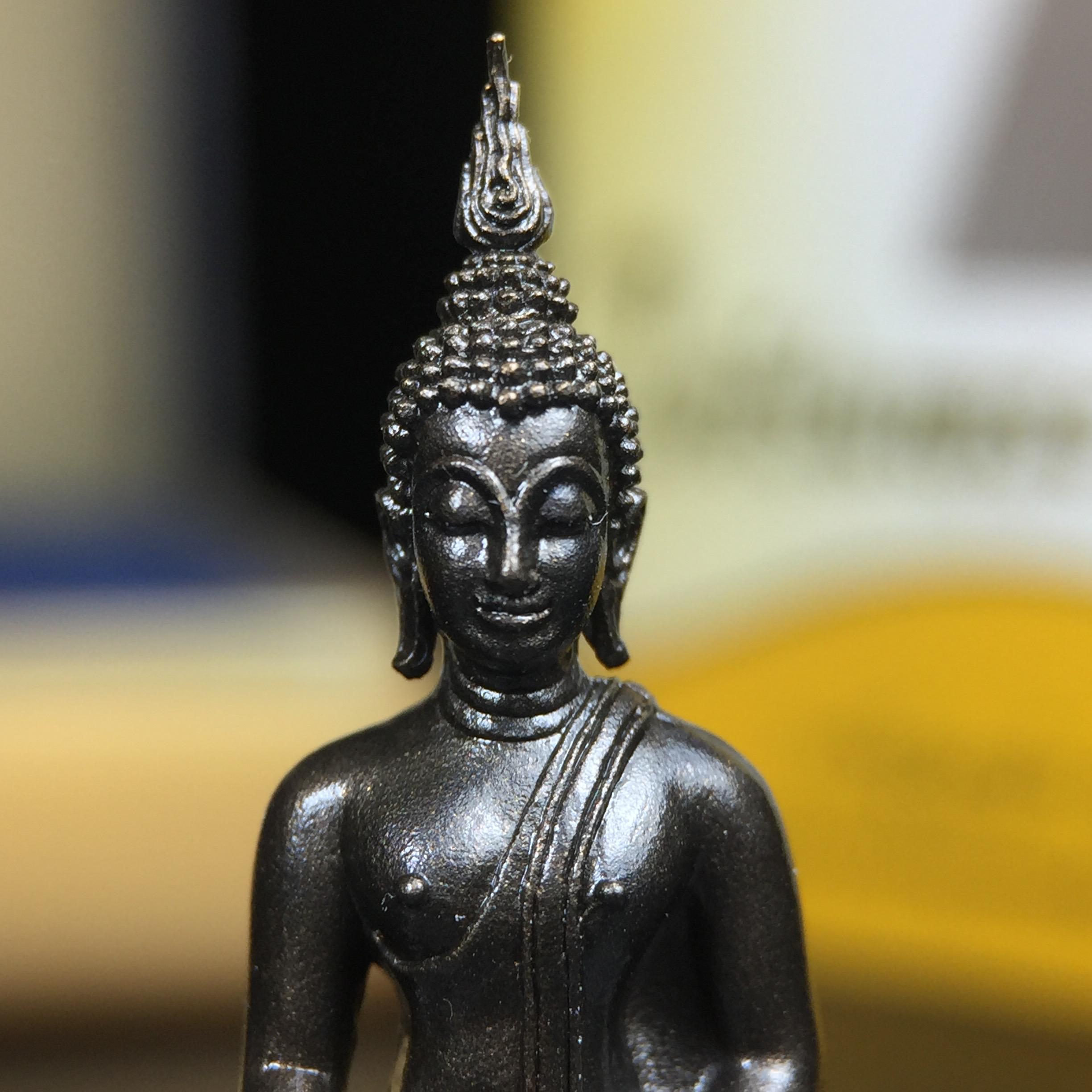 พระพุทธรูปคุ้มเกล้าฯ ภปร.(ใต้ร่มพระบารมี คุ้มเกล้า) 60ปี โรงพยาบาลภูมิพลฯ พ.ศ.2552 เนื้อนวโลหะ รมดำ(พิมพ์ใหญ่ขนาด 35.5*24 มม.)สภาพสวยเดิมพร้อมกล่องบรรจุเดิม ตอกโค๊ดหมายเลขกำกับ