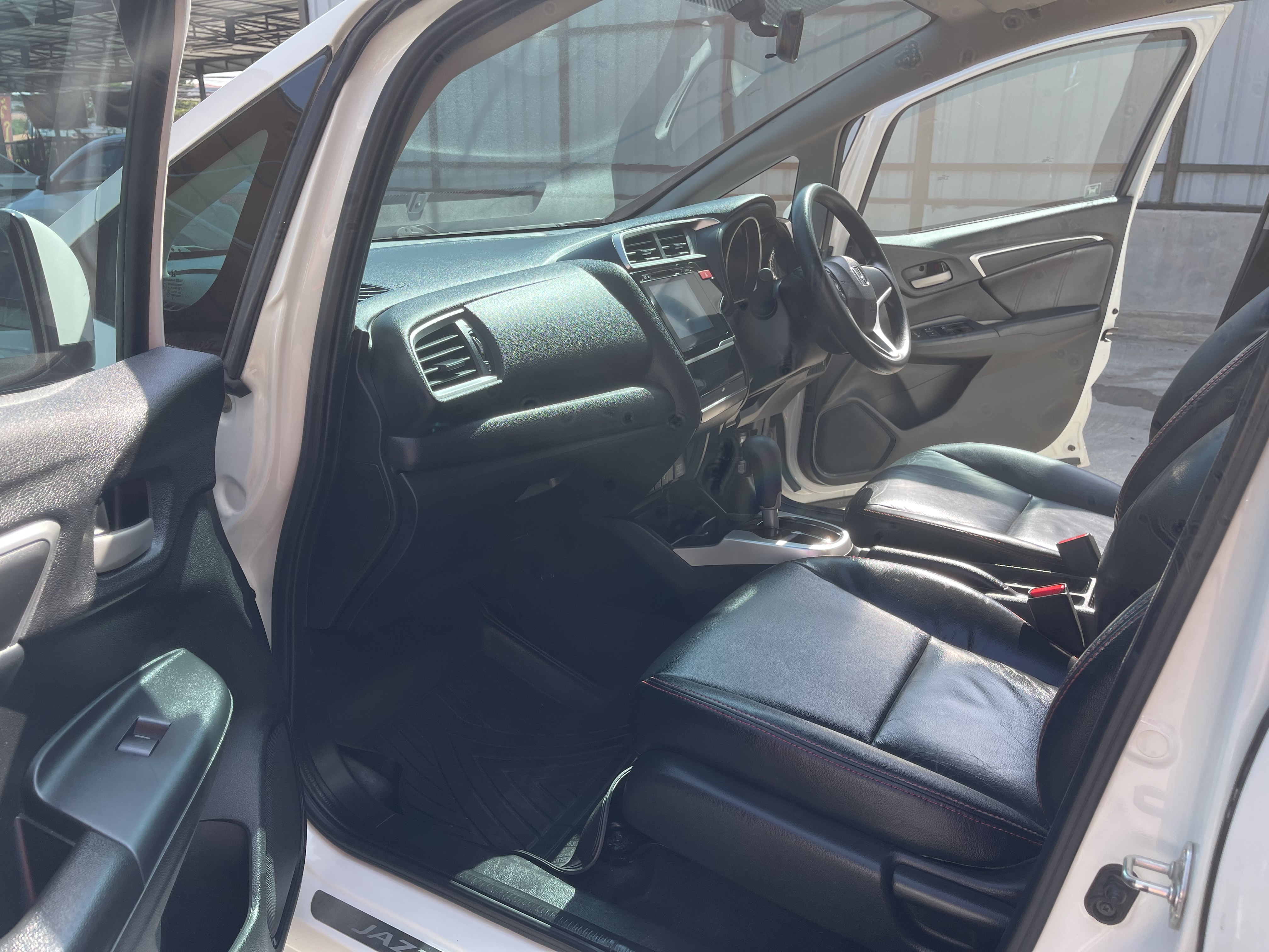 Honda Jazz 1.5 V+ At ปี 2016 ขาว