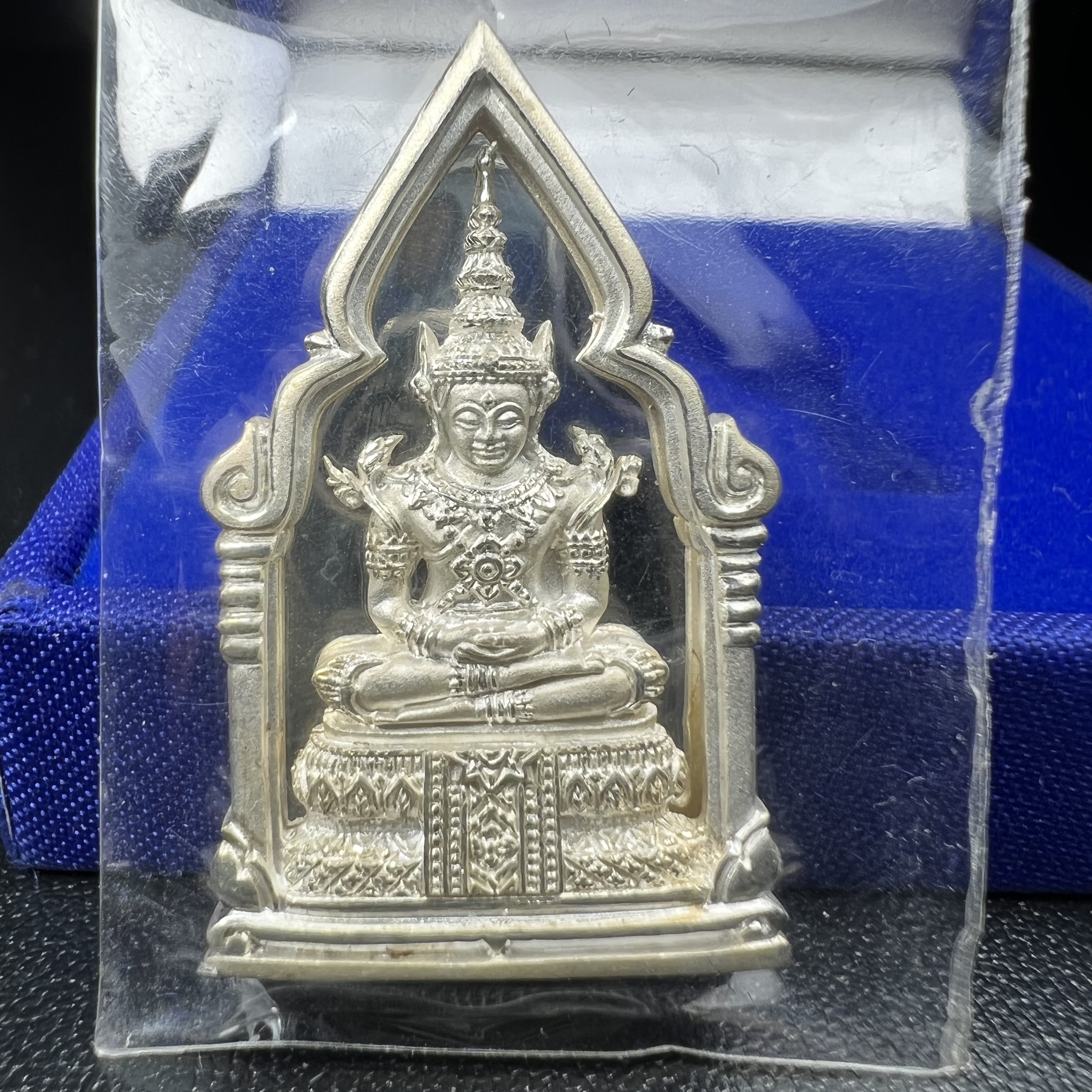 พระพุทธมหามณีรัตนปฎิมากร(พระแก้วมรกต)รุ่น เฉลิมพระเกียรติ วัดพระศรีรัตนศาสดารามราม(วัดพระแก้ว) ปี2543 เนื้อเงินพิมพ์ซุ้มกนกใหญ่ สภาพสวยซีนเดิมกล่องครบ