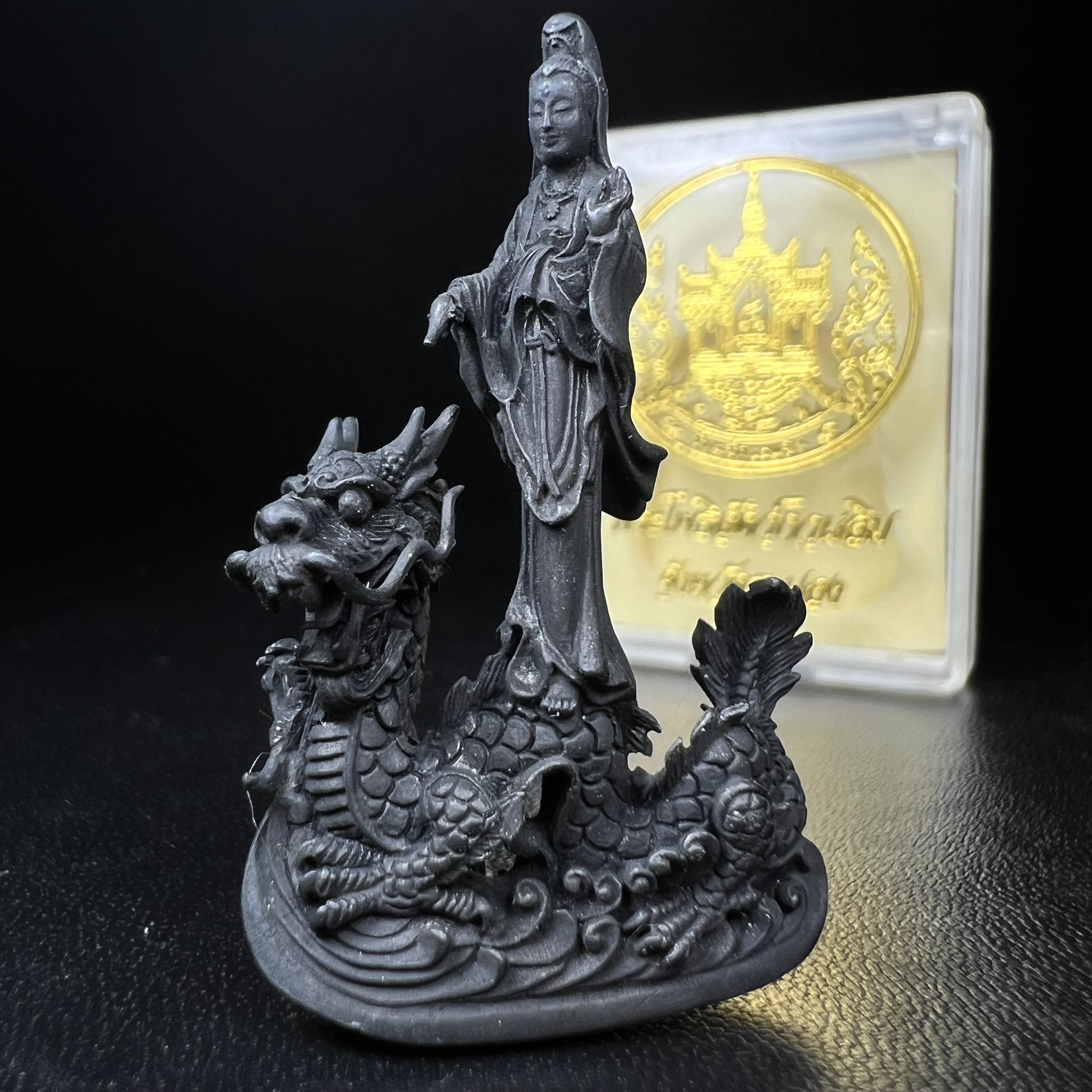 รูปหล่อลอยองค์พระโพธิสัตว์กวนอิม ทรงประทับมังกร จ.ระนอง พ.ศ.2539 เนื้อนวโลหะ พิมพ์ใหญ่(สวยงดงาม เข้มขลัง ทรงคุณค่า) เฉลิมฉลองในวโรกาสที่พระบาทสมเด็จพระเจ้าอยู่หัวทรงครองสิริราชสมบัติครบ 50 ปี(องค์หมายเลข๗๙๗๔)