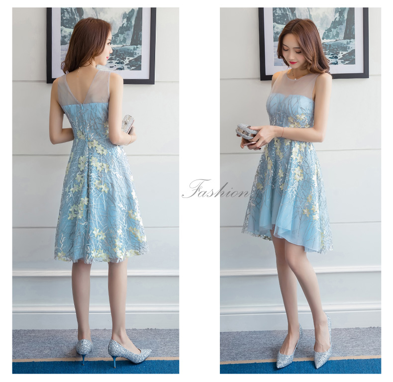 ชุดเดรสสั้นผ้าโปร่งสีฟ้าอ่อน ปักลายดอกไม้สีเหลืองอ่อน สวยหรู
