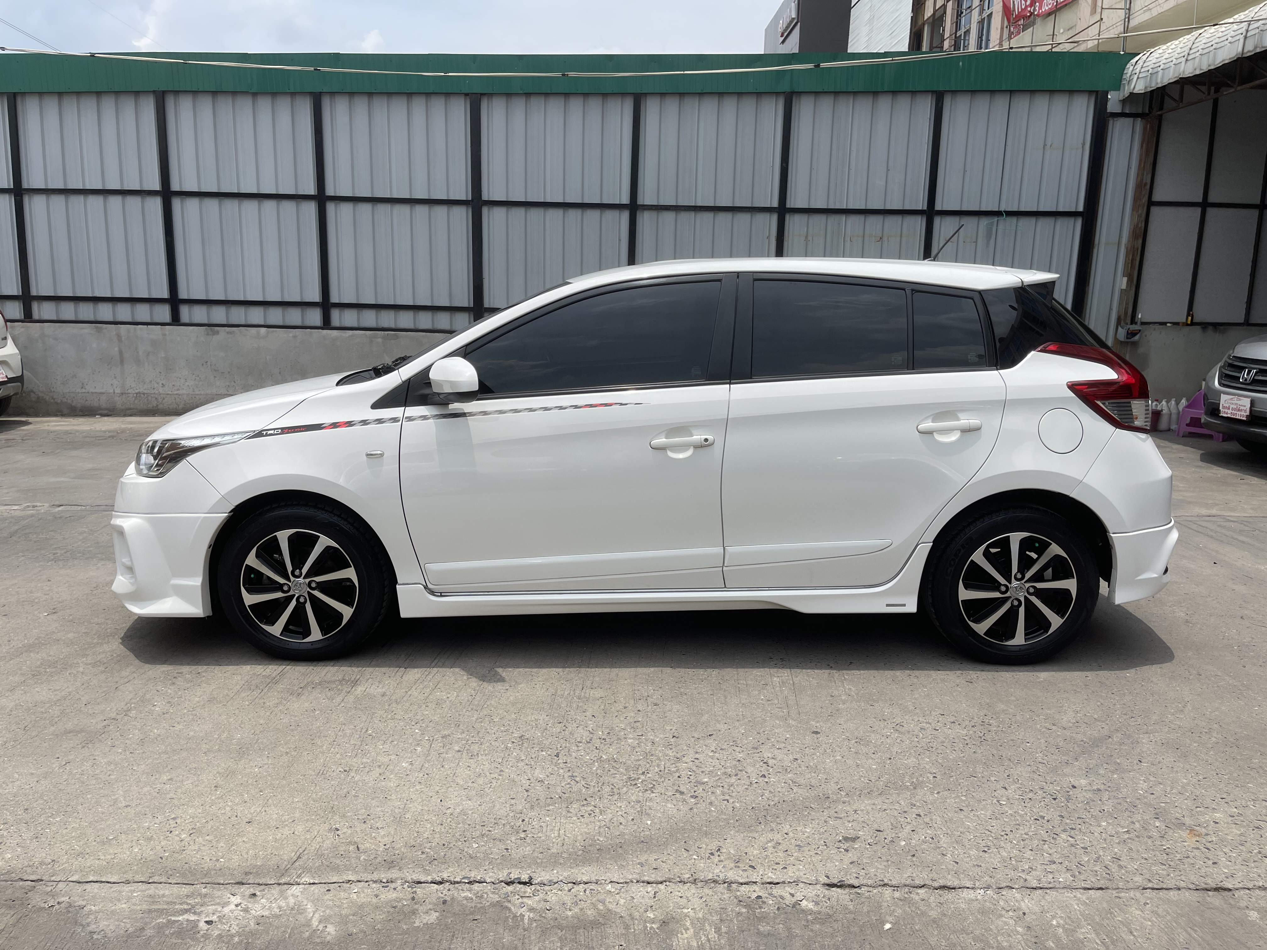 Toyota Yaris 1.2 TRD Sportivo At 2015 ขาว