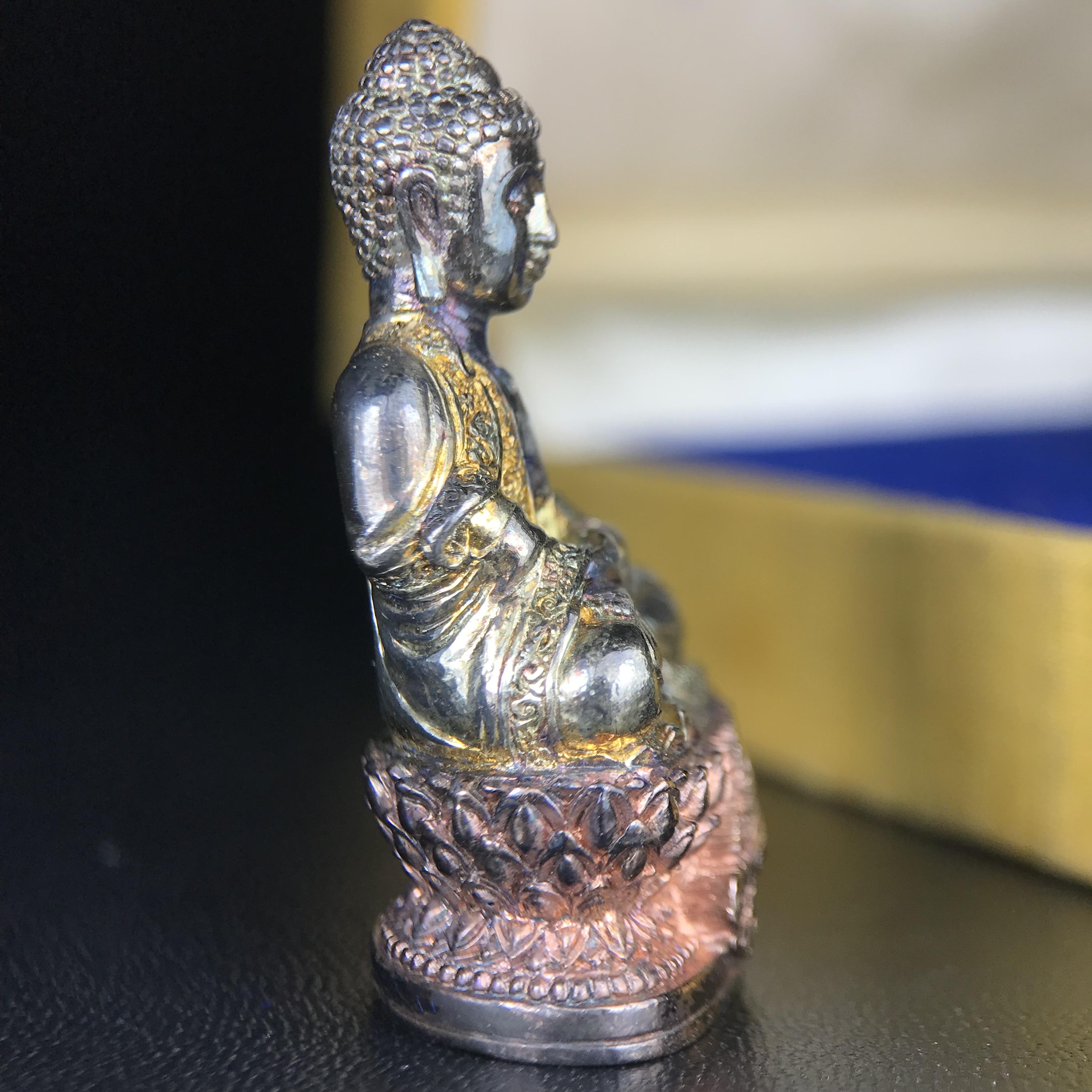 พระกริ่งจีน "ต้าเยิ่นถะ" ชุดกาญจนาภิเษกครองราชย์ 50 ปี วัดบวรนิเวศวิหาร ปี 2538 เนื้อเงินสามกษัตริย์ 99.99% สูง 3.8 ซม. (สภาพผิวสวยเดิมติดรุ้งๆ พิธีใหญ่ พุทธศิลป์งดงาม) สภาพสวยเดิมพร้อมกล่องบรรจุเดิม ***ตอกโค๊ดหมายเลข ๖๒๙๒***