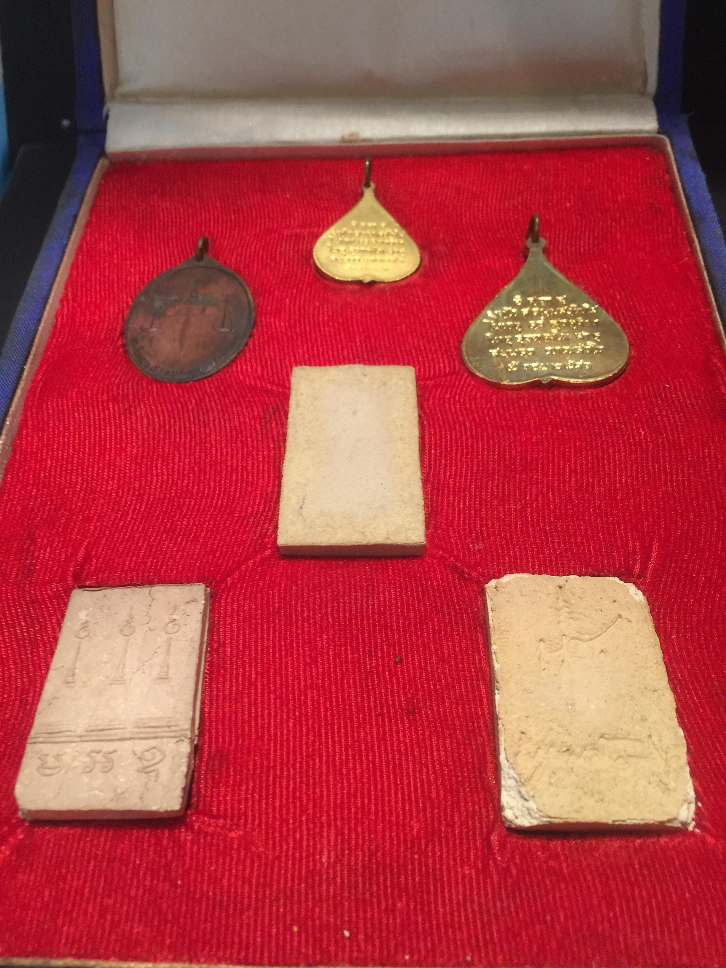 ชุดวัตถุมงคล การบำเพ็ญกุศลอายุครบ 5 รอบ สมเด็จพระญาณสังวร วัดบวรนิเวศวิหาร ปี2516 ชุดกรรมการใหญ่(บรรจุ6องค์)