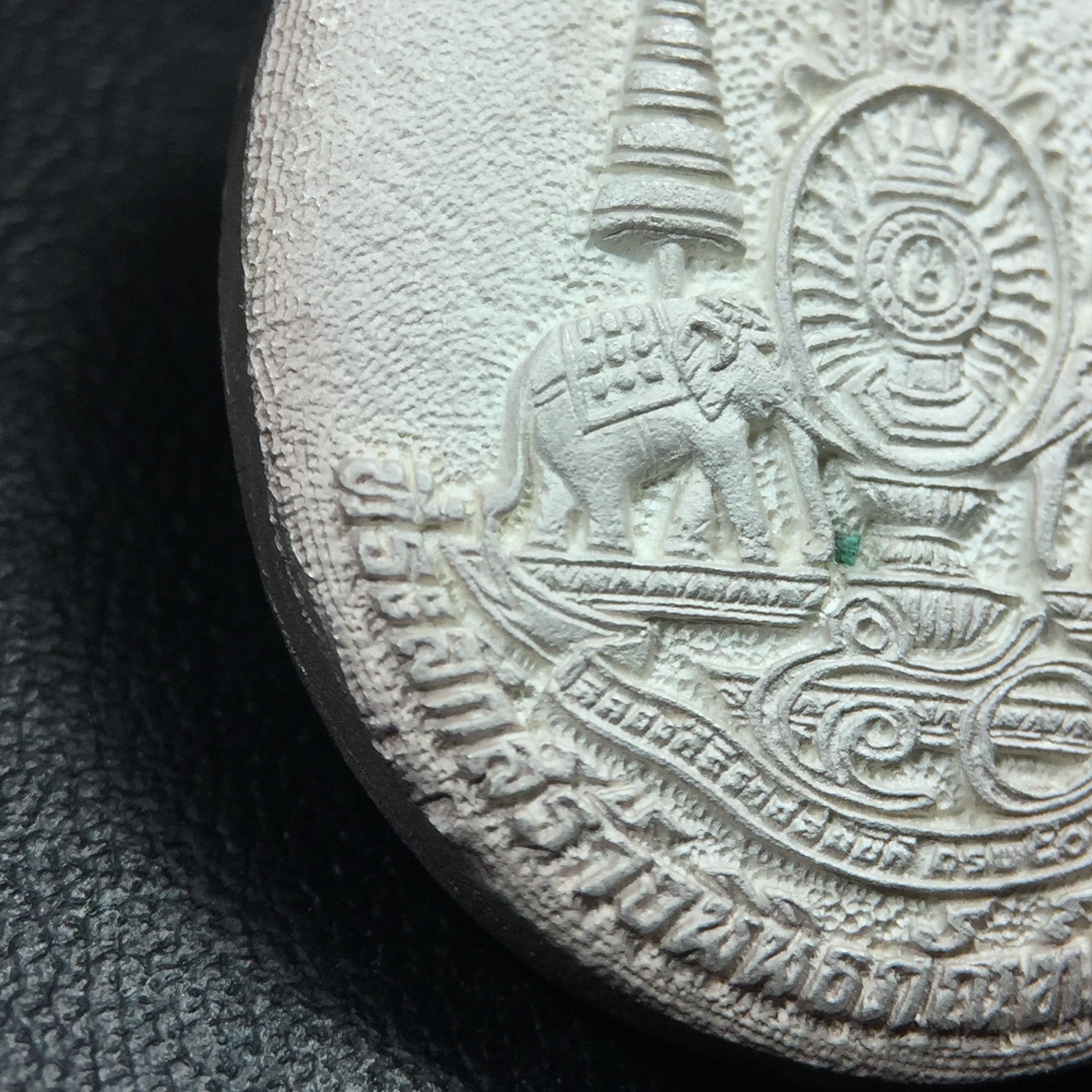 เหรียญรูปเหมือนพระญาณวิทยาคมเถร (หลวงพ่อคูณ ปริสุทโธ)ชุดกาญจนาภิเษกครองราชย์ครบ 50 ปี เนื้อเงิน วัดบวรนิเวศวิหาร ปี พ.ศ. 2538(จัดสร้างได้เหมือนหลวงพ่อคูณมาก มีรายละเอียดและความคมชัดสูง ลูกศิษย์ท่านไม่ควรพลาด วิจิตรศิลป์และพุทธศิลป์งดงาม)พิธีใหญ่