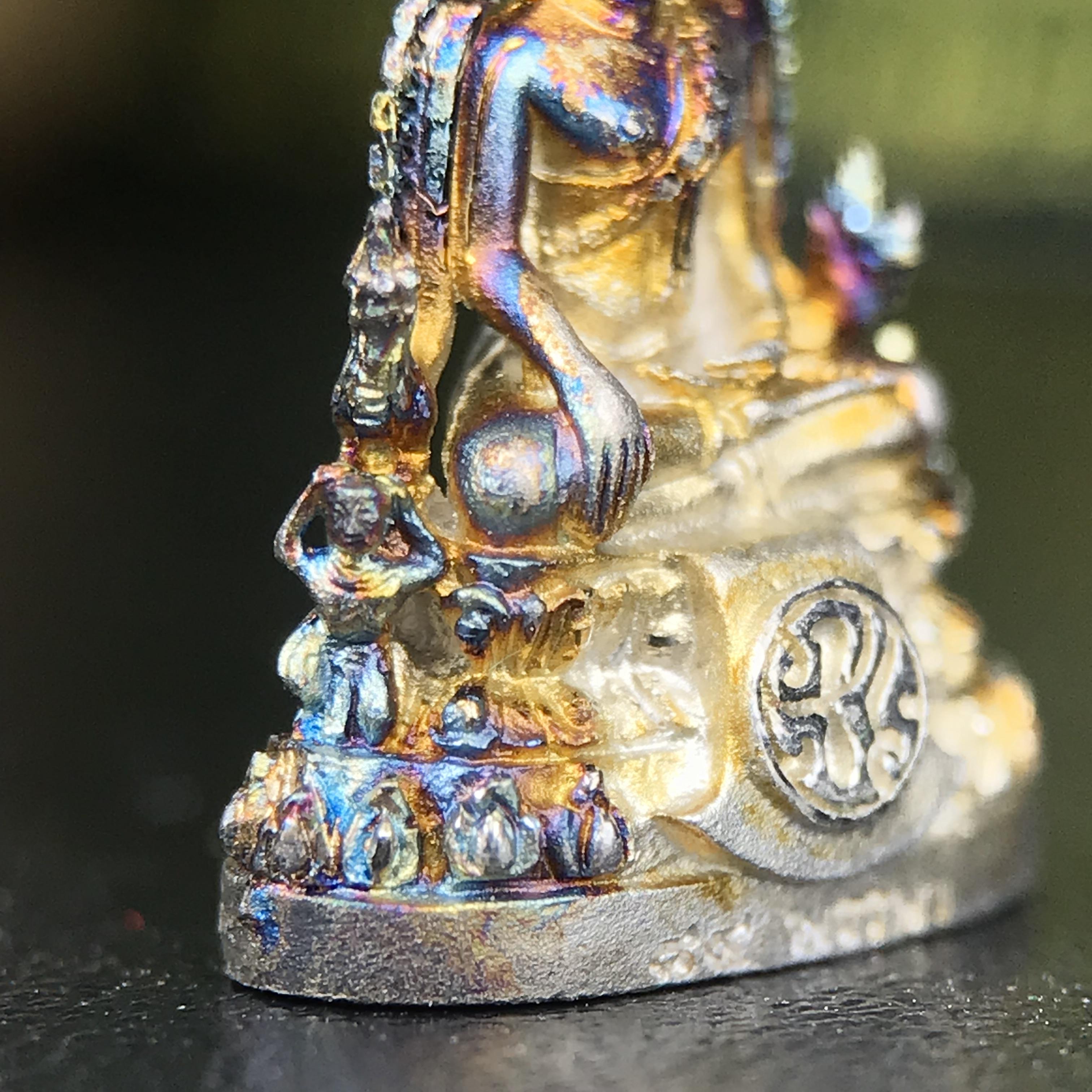 พระพุทธชินราช ภปร. 84 พรรษา พิมพ์เล็กขนาดหน้าตัก 1/4 นิ้ว(สูง 2.0 ซม.)เนื้อเงินชุบทองคำขาว (สภาพผิวเดิมสวย ขึ้นสีรุ้งธรรมชาติ แบบนิยม สวยมาก)(พระราชทานมวลสาร จิตรลดาและเส้นพระเจ้า(เส้นผม))พุทธศิลป์ทรงคุณค่าอีกหนึ่งรุ่นยอดนิยม