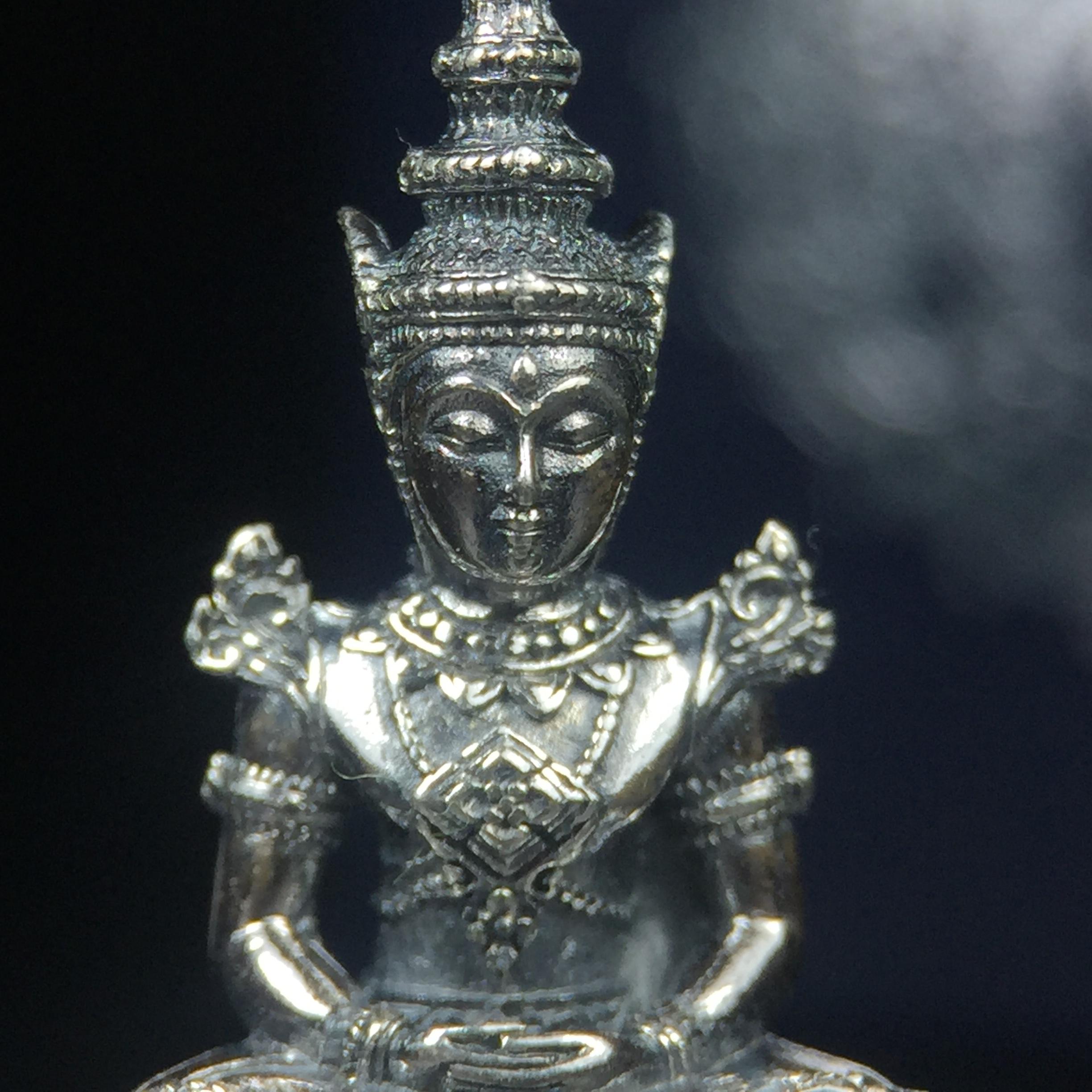 พระแก้วมรกต กรมสรรพสามิตจัดสร้างขึ้นเนื่องในโอกาสครบรอบ 64 ปีของกรมสรรพสามิต และเนื่องในวโรกาสที่พระบาทสมเด็จพระเจ้าอยู่หัวทรงครองราชย์ครบ 50 ปีในปีกาญจนาภิเษก เมื่อ พ.ศ.2539 เนื้อเงินรมดำขัดเงาพร้อมกล่องบรรจุเดิม