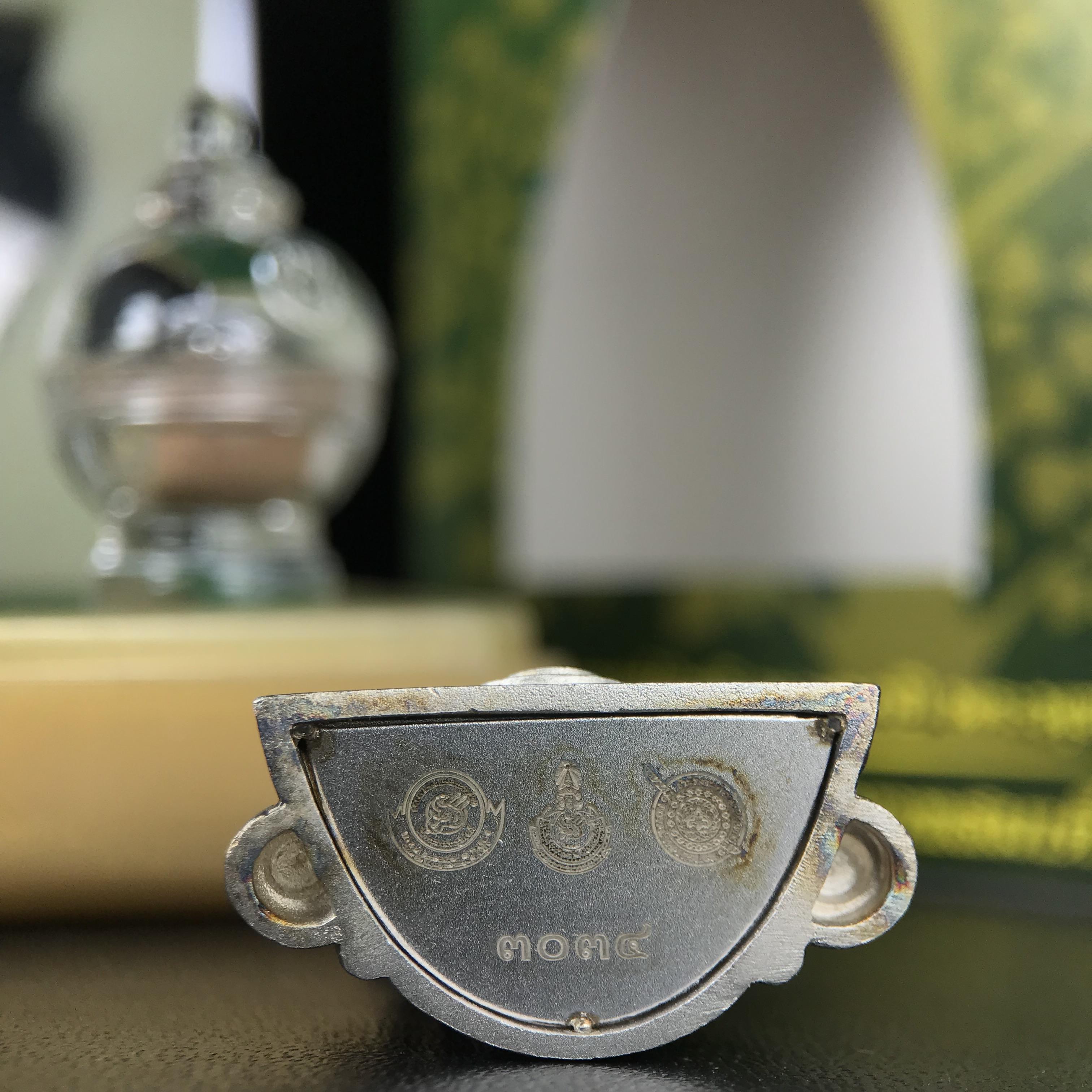 พระพุทธชินราช ภปร. 84 พรรษา ปี 2554 พิมพ์กลางขนาดหน้าตัก 1/2 นิ้ว(สูง 3.8 ซม.) เนื้อเงินชุบทองคำขาว(สภาพผิวเดิมสวย ขึ้นสีรุ้งธรรมชาติ แบบนิยม สวยมาก) (พระราชทานมวลสาร จิตรลดาและเส้นพระเจ้า(เส้นผม)รัชกาลที่9)พุทธศิลป์ทรงคุณค่าอีกหนึ่งรุ่นยอดนิยม