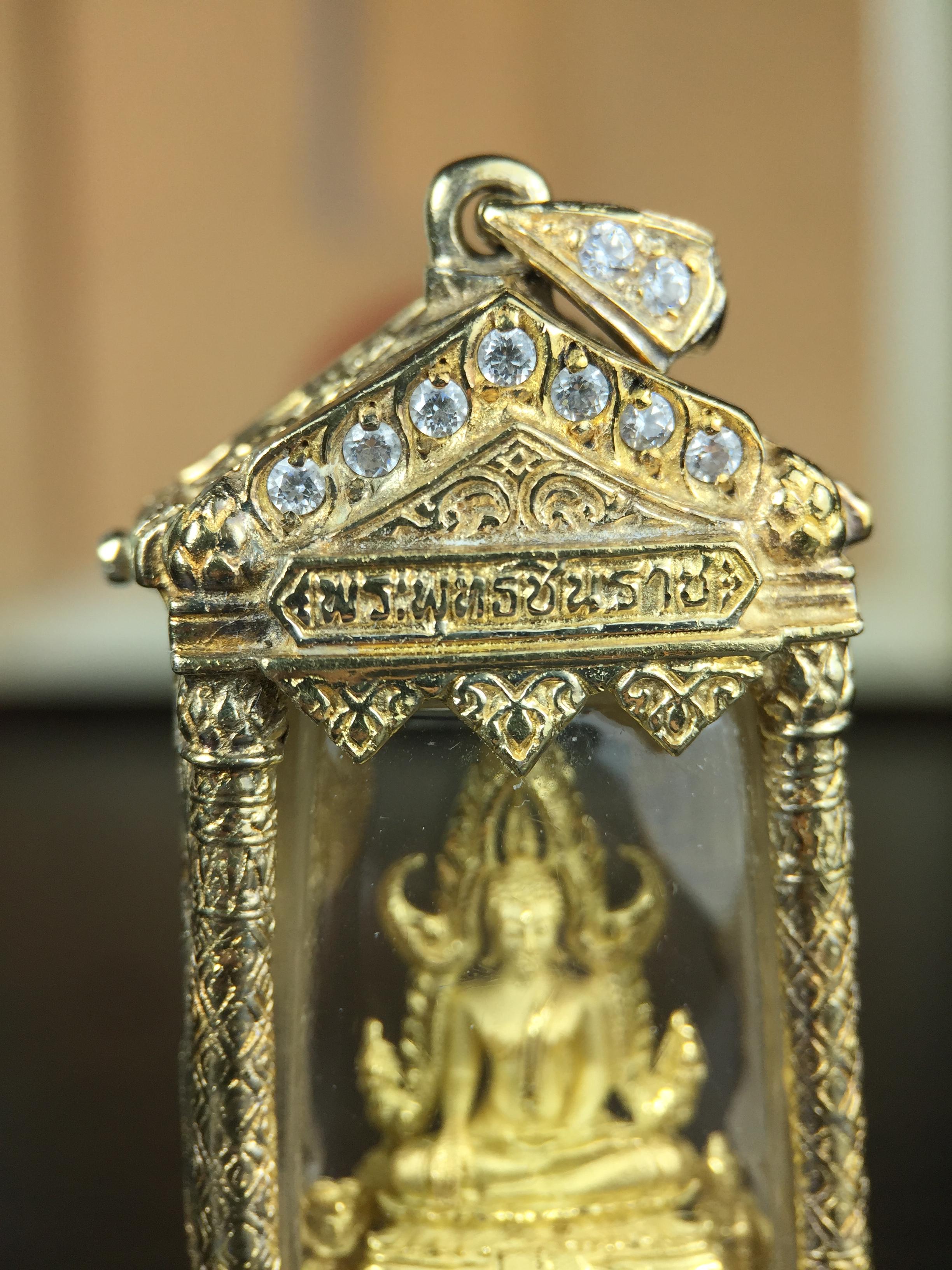 พระพุทธชินราช ภปร. ในวโรกาสเฉลิมพระชนมายุ6รอบ 5ธันวาคม2542 มูลนิธิพิทักษ์ดวงตาประชาชน จัดสร้าง พิมพ์กลาง ขนาดสูง 2.4 ซม. องค์พระเนื้อเงินแบบชุบทองประกายเพชร 3 ไมครอนพร้อมกรอบตลับเงินชุบทองคำบริสุทธิ์ 3 ไมครอน ประดับเพชร CZเกรดนอกพร้อมกล่องบรรจุเดิม(หายาก)