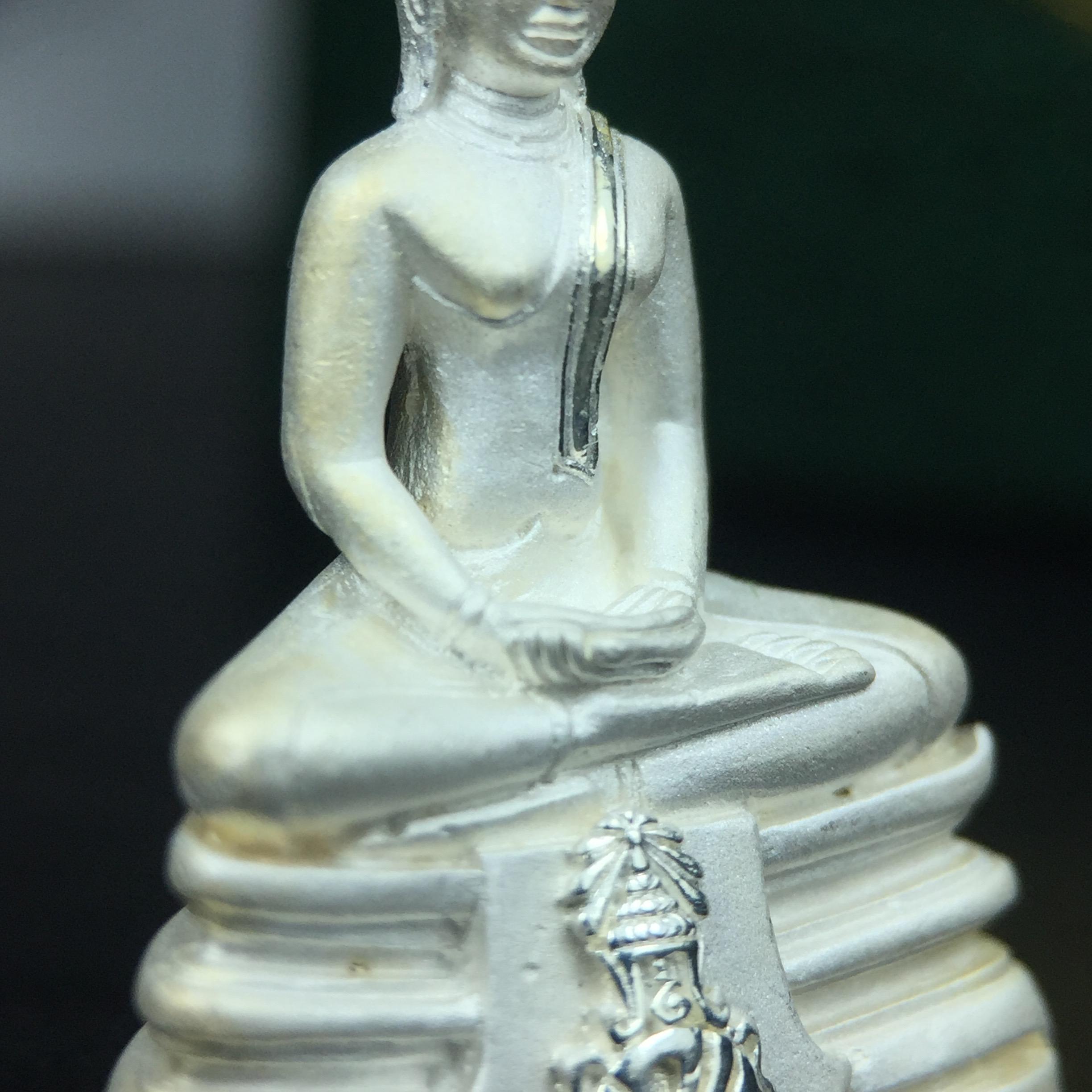 พระพุทธโสธร ภปร. รุ่นย้อนยุค สร้างพระอุโบสถ สมาคมชาวฉะเชิงเทรา จัดสร้าง ปี 2539 วโรกาสครองสิริราชสมบัติครบ 50 ปี เนื้อเงินทรายนวลขัดเงาบางส่วน พร้อมกล่องบรรจุและใบรับรองเดิม