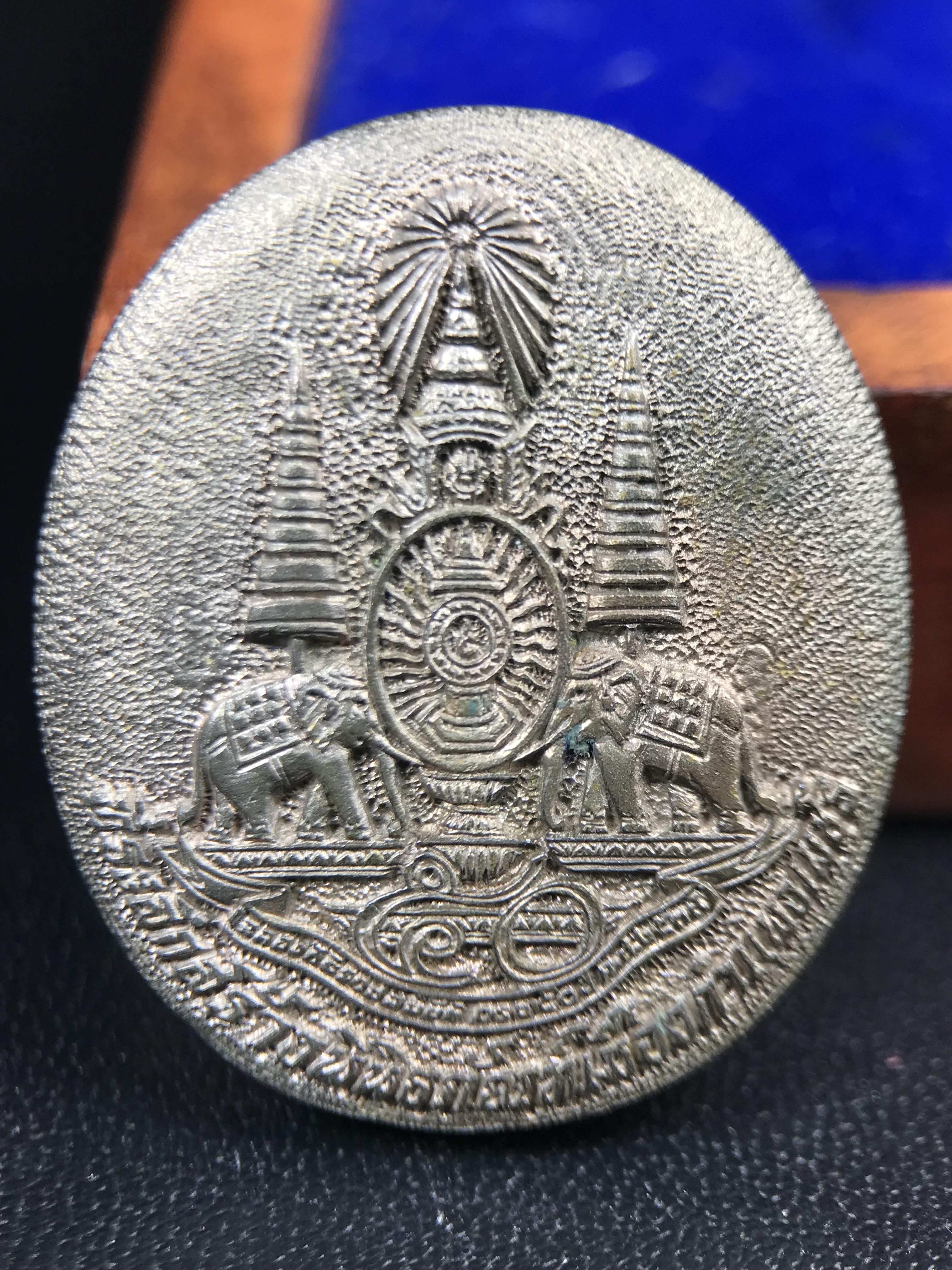 เหรียญรูปเหมือนพระญาณวิทยาคมเถร (หลวงพ่อคูณ ปริสุทโธ)ชุดกาญจนาภิเษกครองราชย์ครบ 50 ปี วัดบวรนิเวศวิหาร ปี 2538 เหรียญหล่อเนื้อนวโลหะ(พิเศษกรรมการมีรอยจาร ตอกโค๊ดหมายเลข ๓๒๗)(หายากพบเจอน้อยมาก)(พร้อมกล่องบรรจุเดิมลายไม้สีน้ำตาลมีตรากาญจนา) พิธีใหญ่