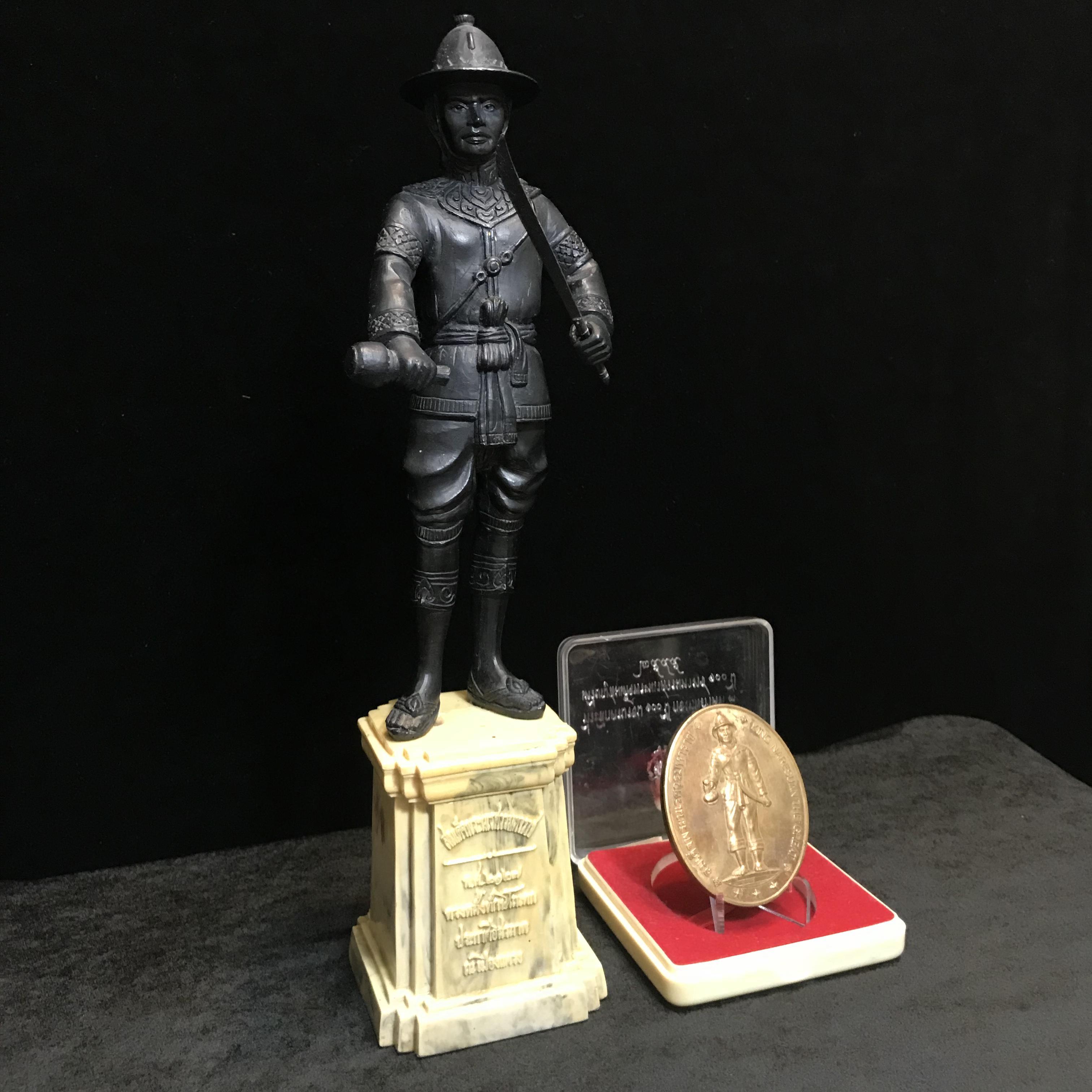 พระบรมรูปหล่อและเหรียญสมเด็จพระนเรศวรมหาราช ที่ระลึกครบ 100 ปี กองทัพภาคที่3 พ.ศ.2545